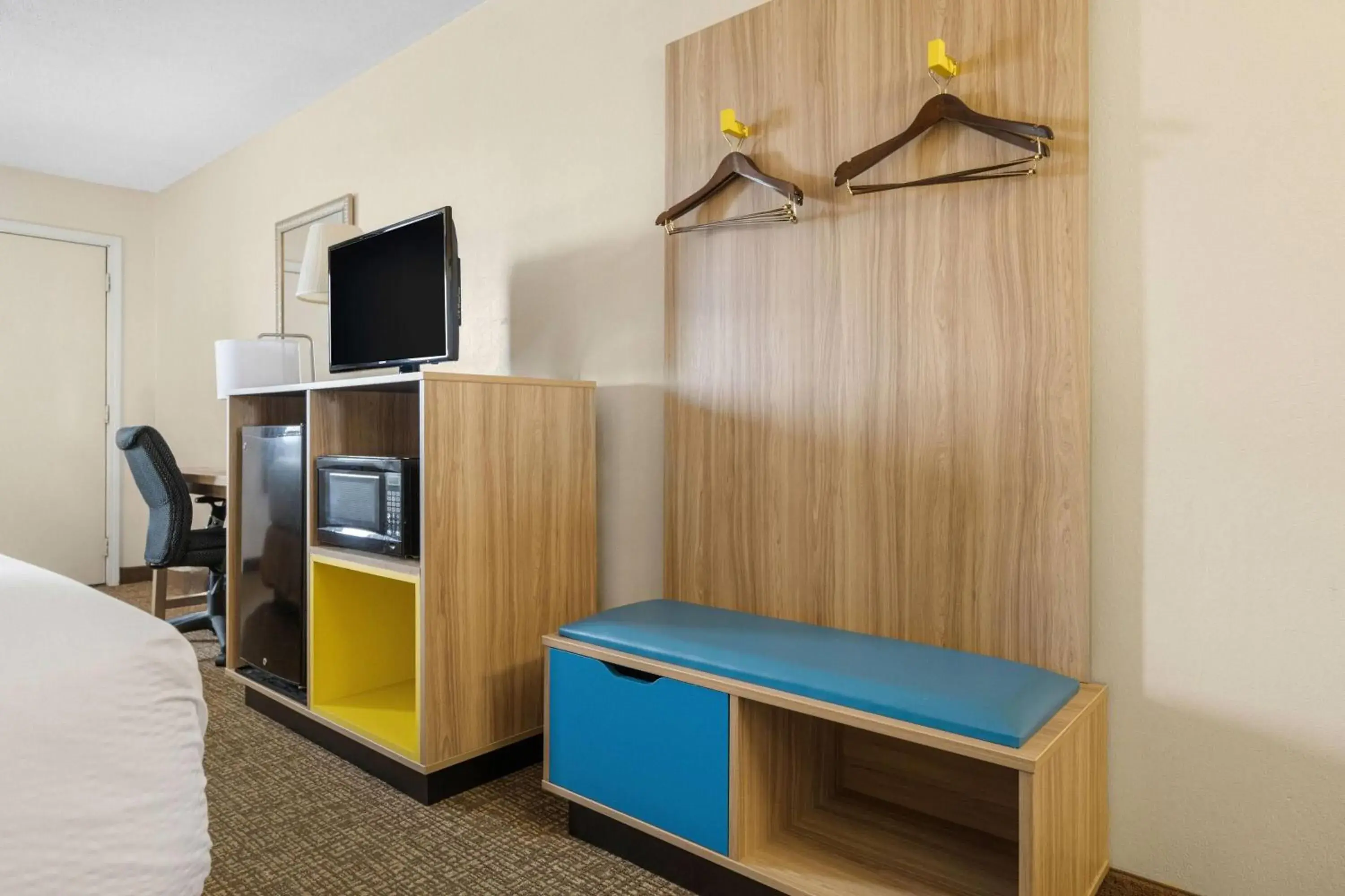 Bed in Days Inn by Wyndham Fort Wayne Bed in Days Inn by Wyndham Fort Wayne