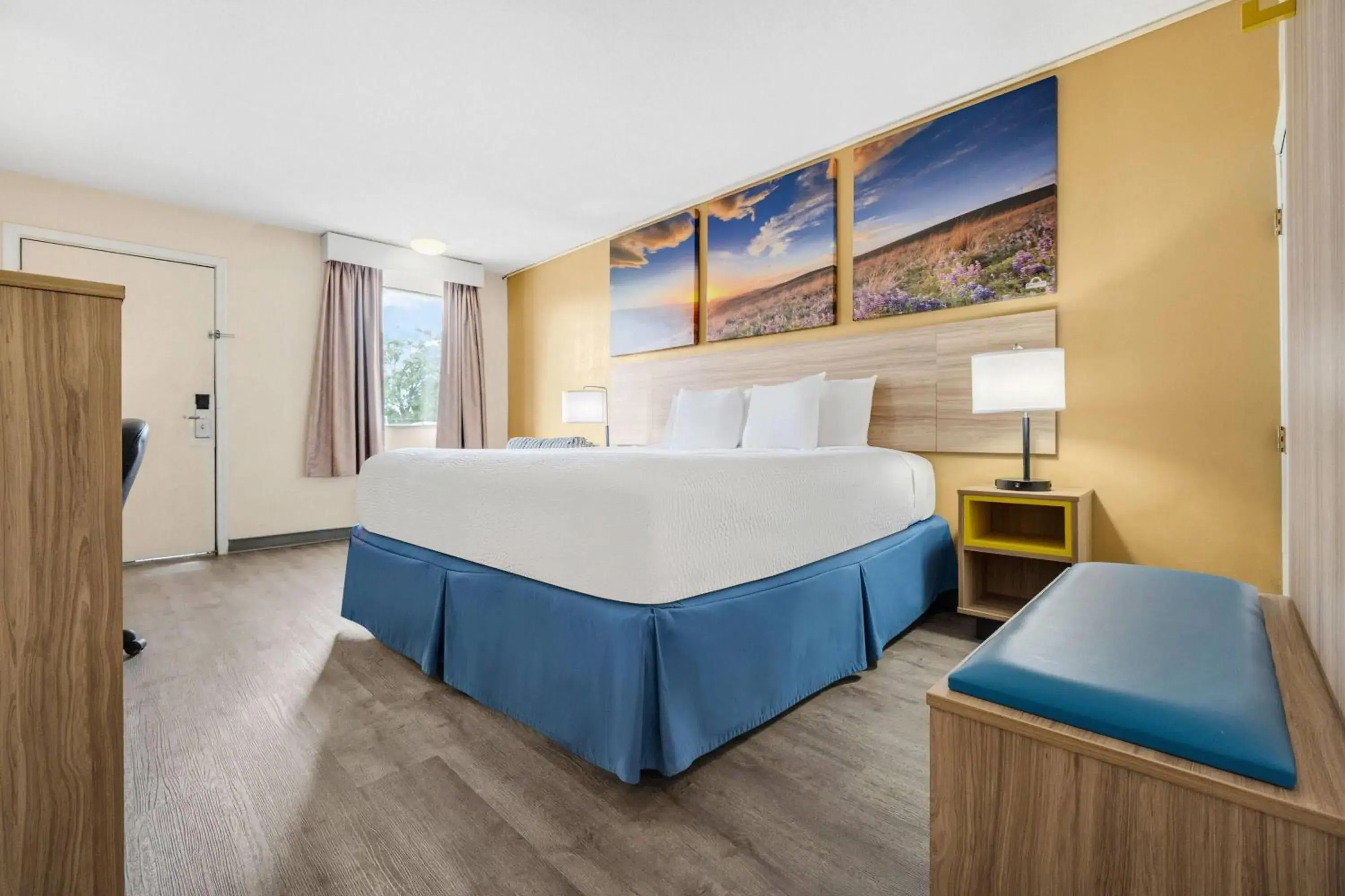 Bed in Days Inn by Wyndham Fort Wayne Bed in Days Inn by Wyndham Fort Wayne