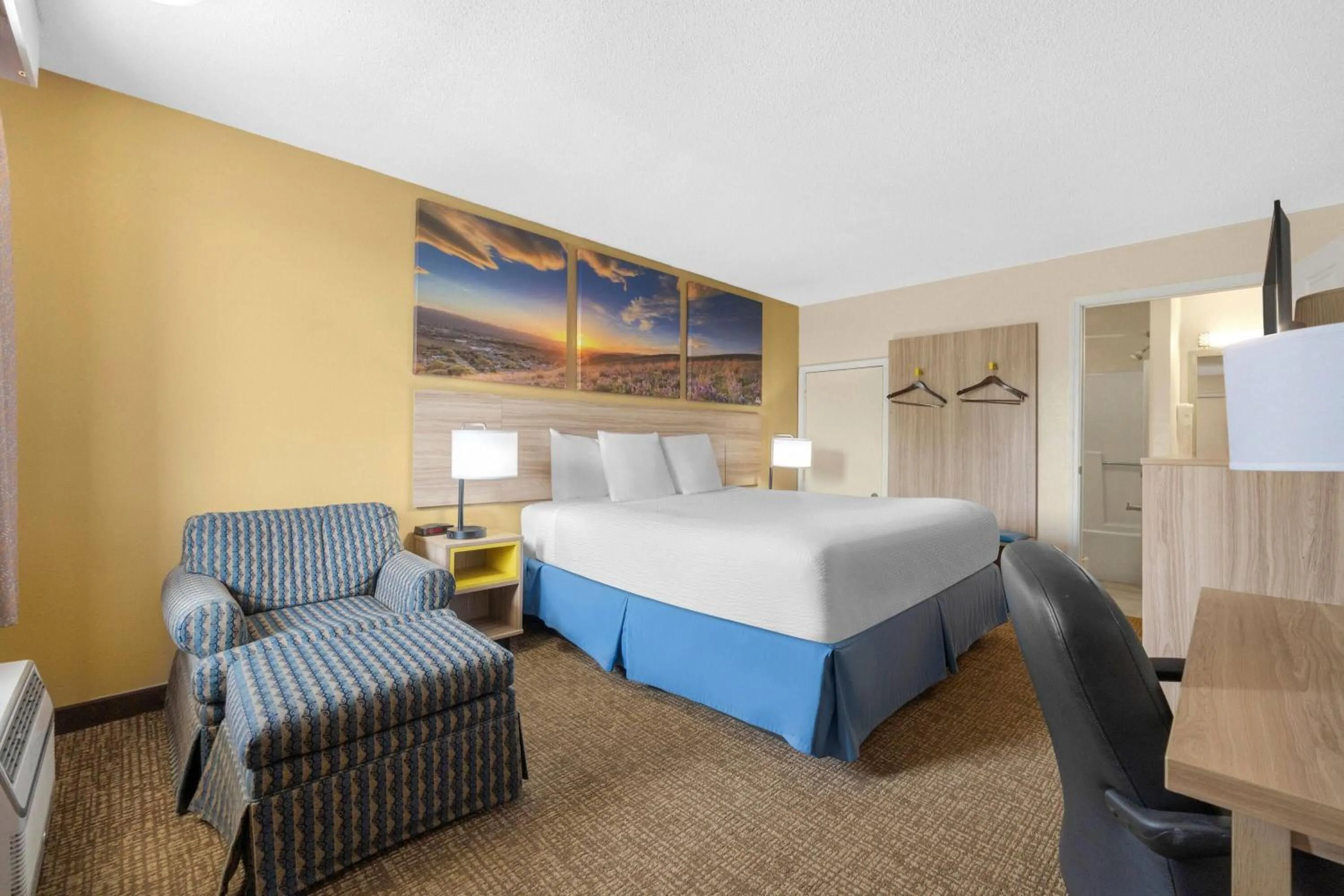Bed in Days Inn by Wyndham Fort Wayne