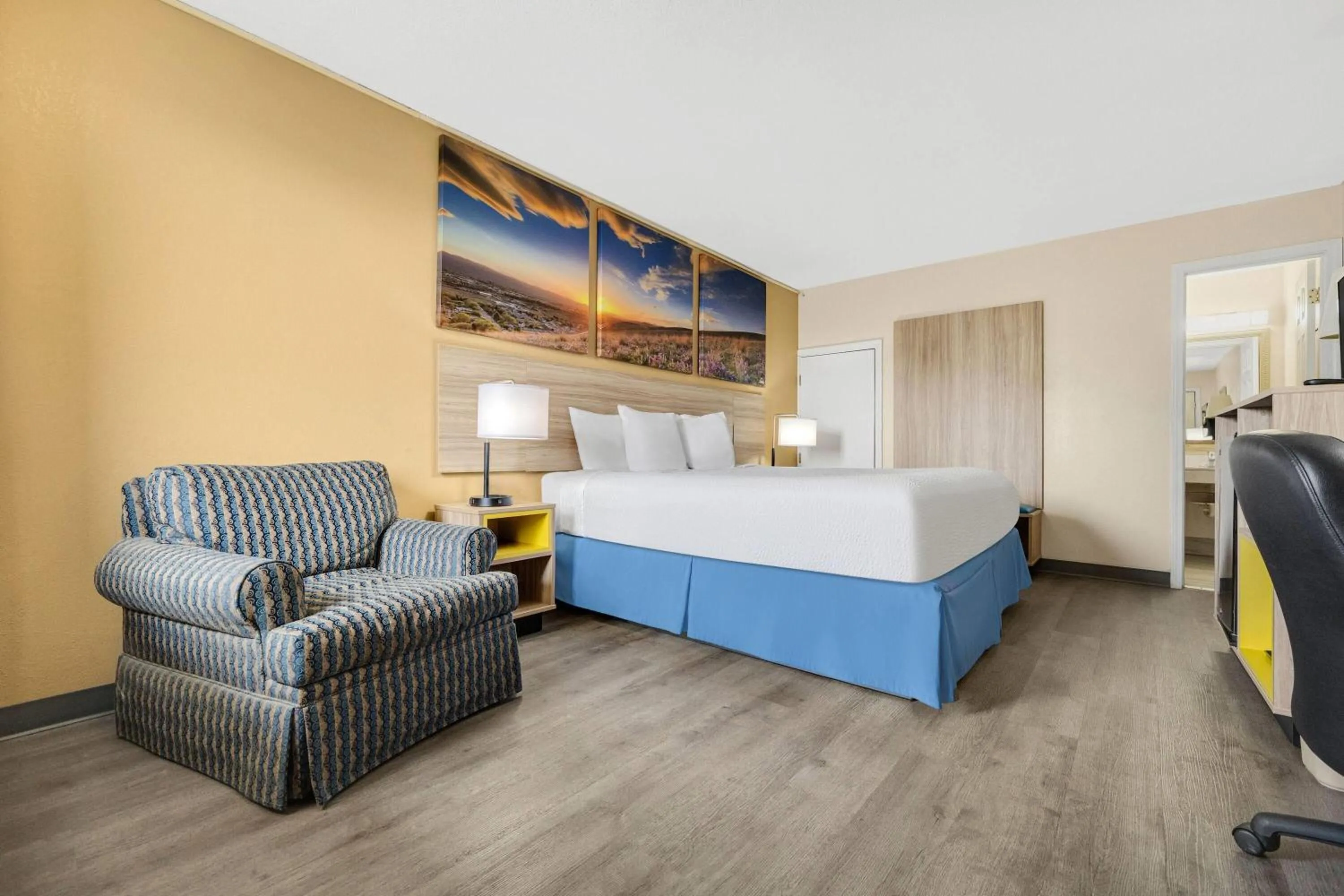 Bed in Days Inn by Wyndham Fort Wayne