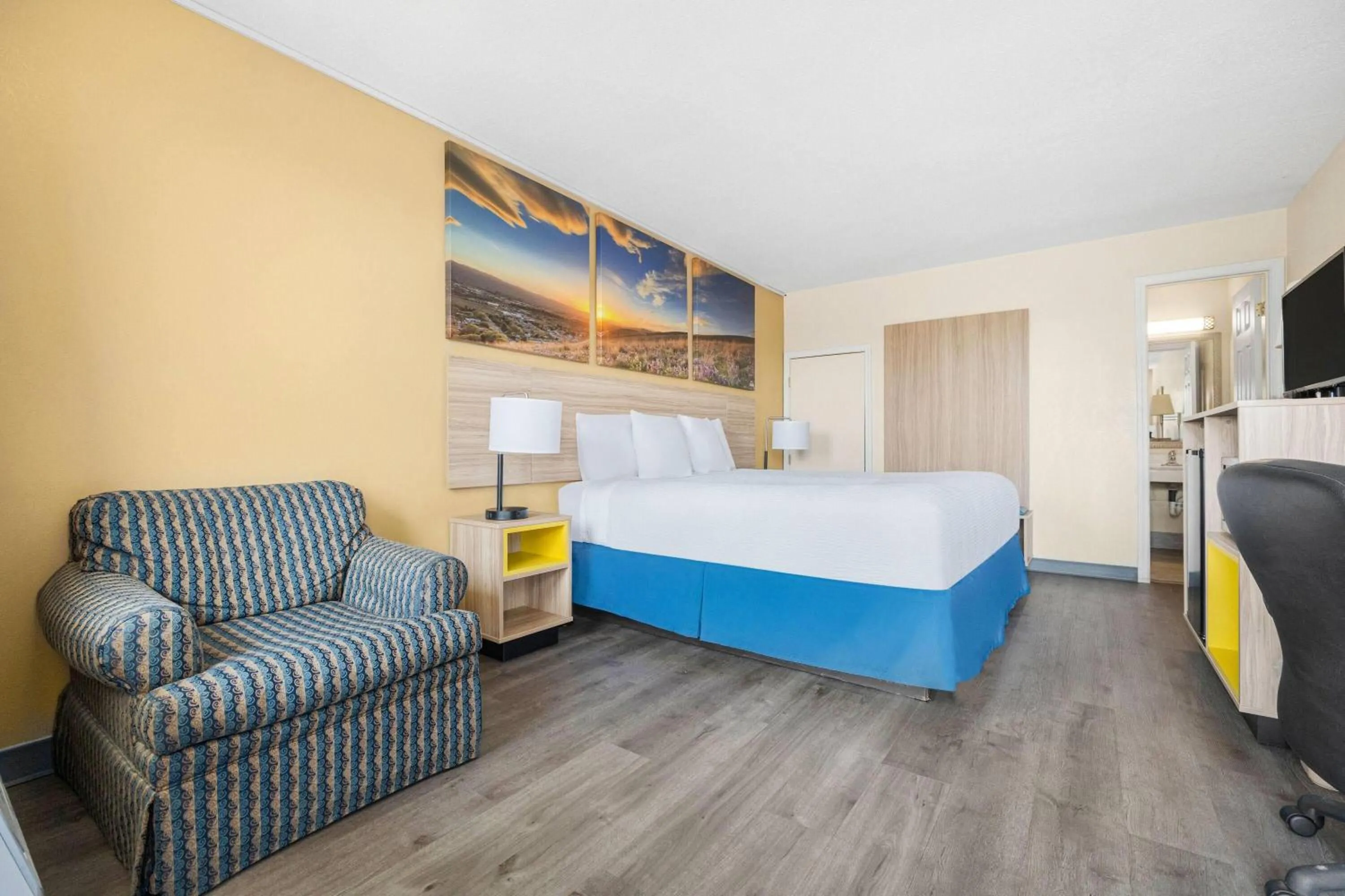 Bed in Days Inn by Wyndham Fort Wayne