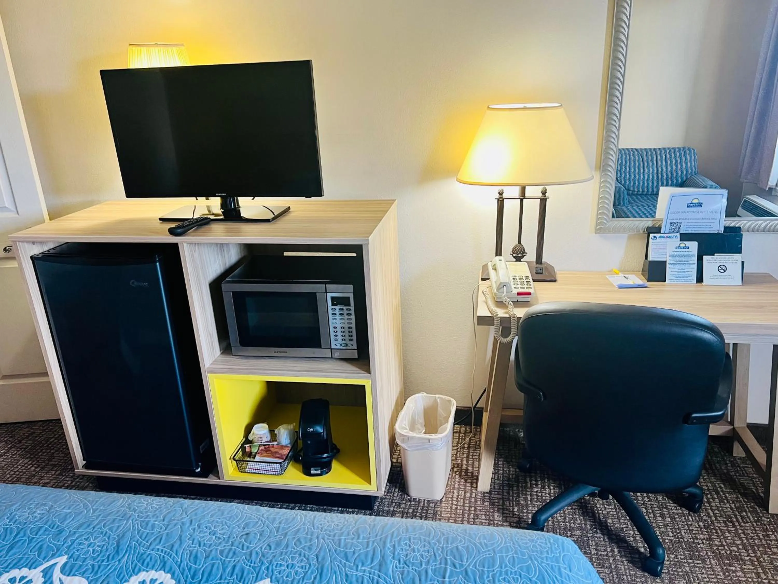 TV and multimedia in Days Inn by Wyndham Fort Wayne