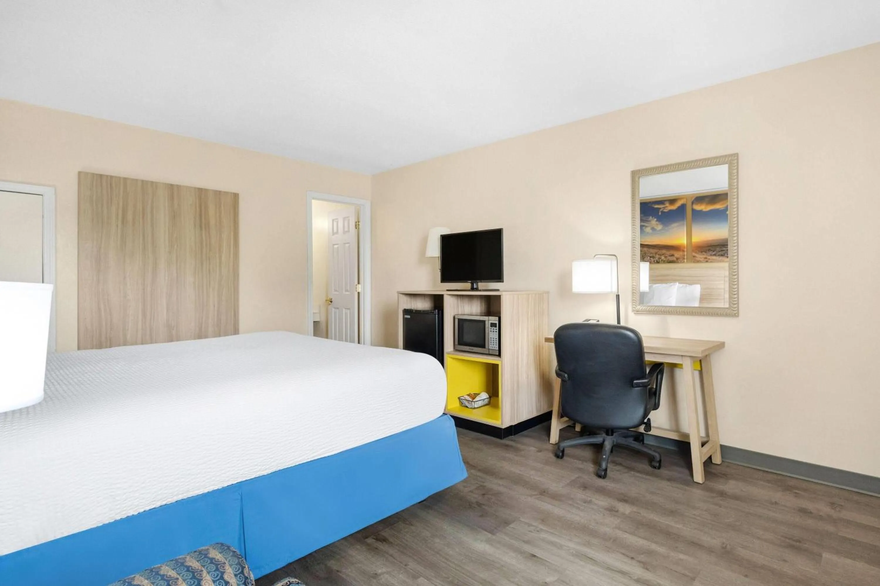 Bed in Days Inn by Wyndham Fort Wayne