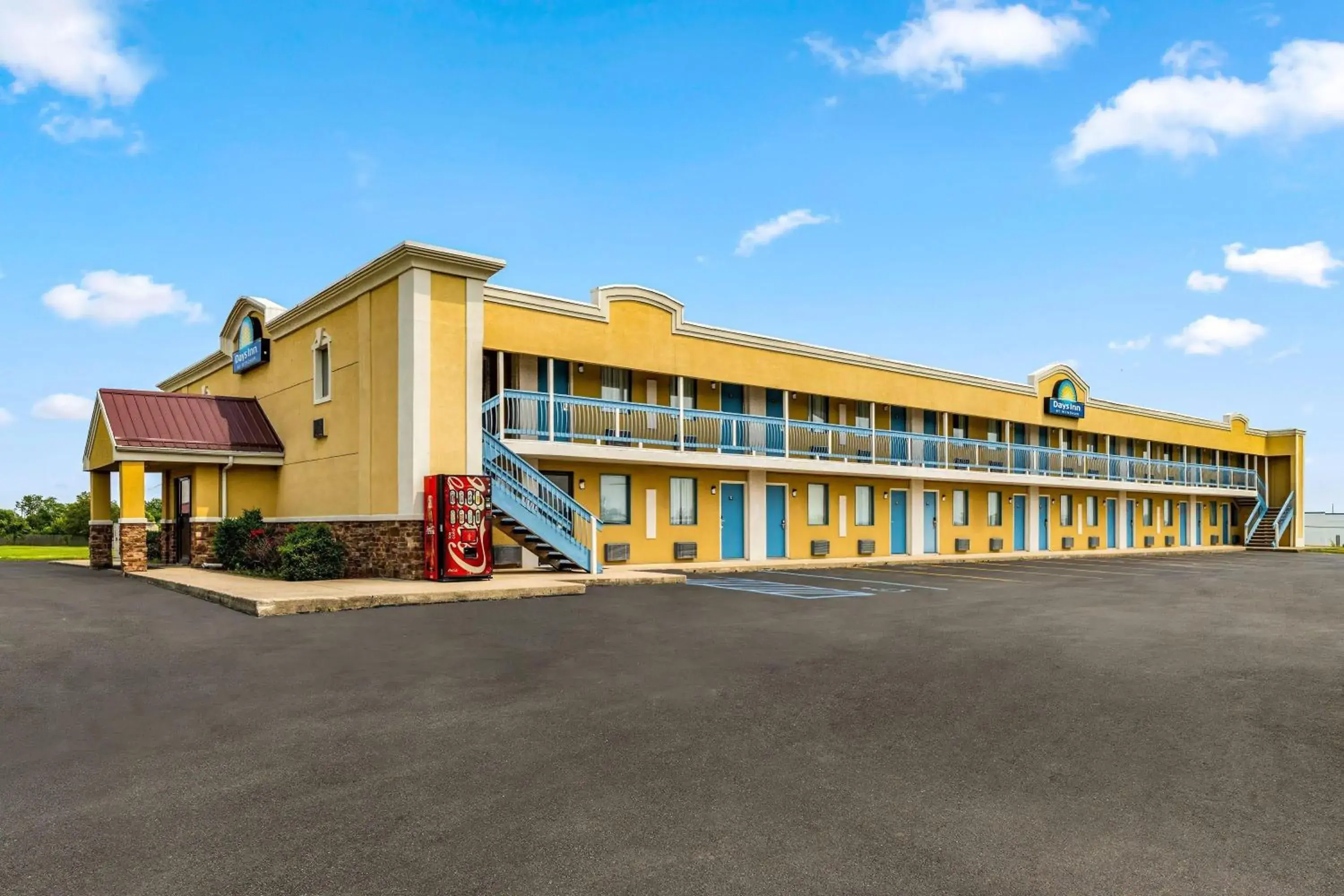 Property building in Days Inn by Wyndham Fort Wayne Property building in Days Inn by Wyndham Fort Wayne