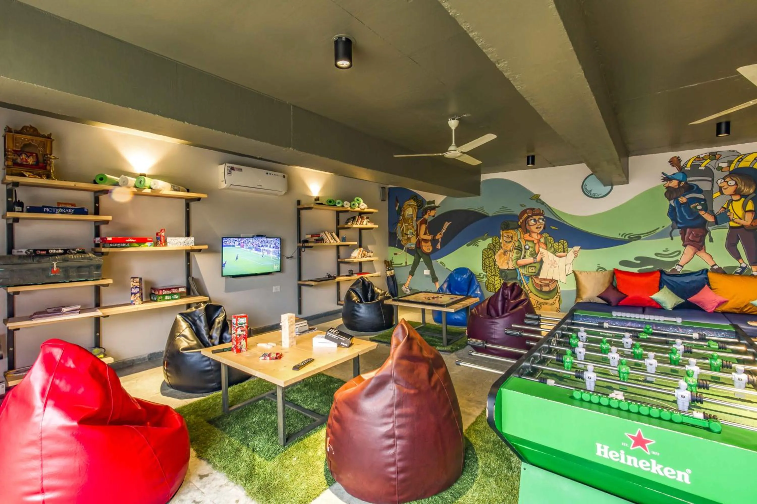 Communal lounge/ TV room in Zostel Plus Panchgani