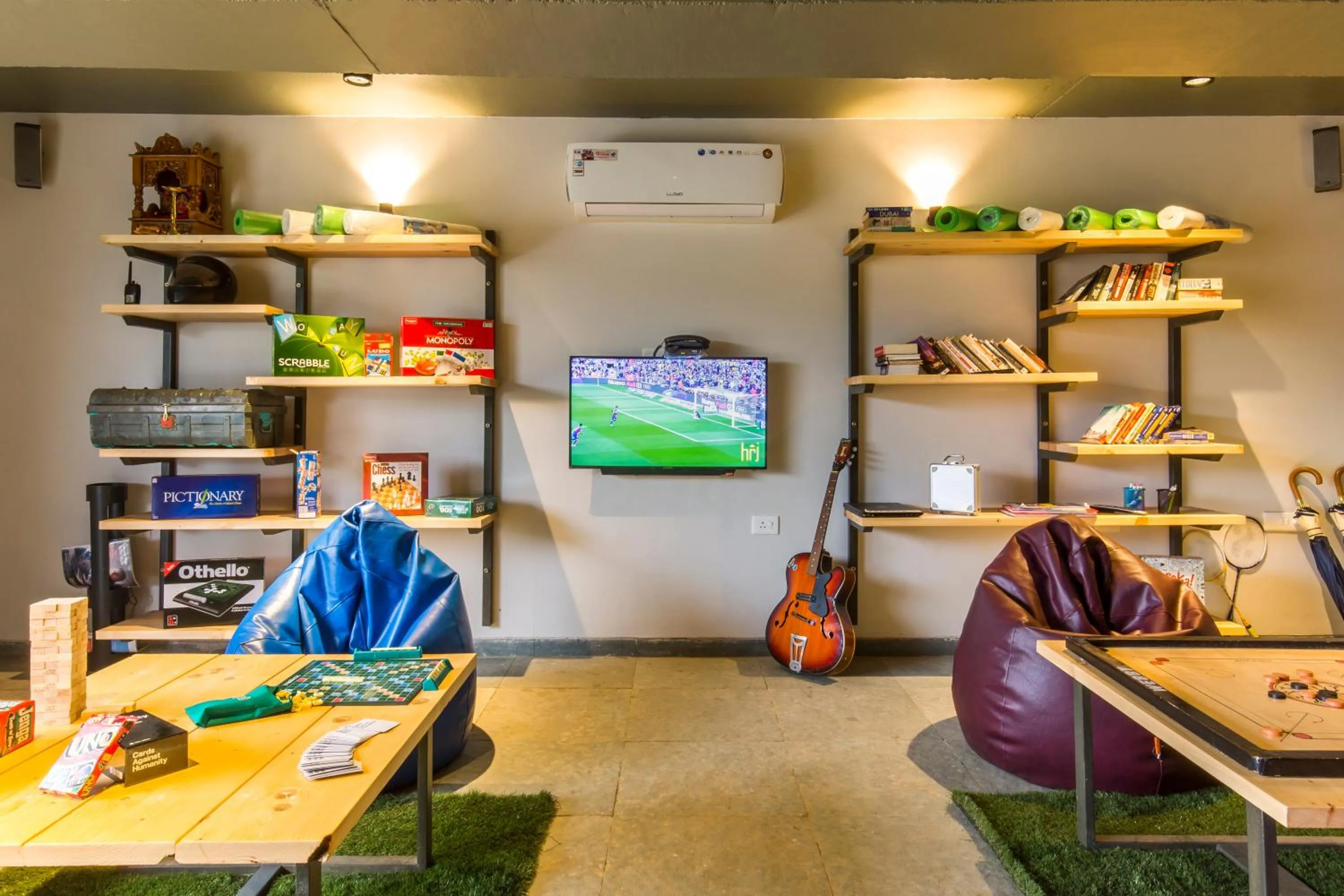 Communal lounge/ TV room in Zostel Plus Panchgani
