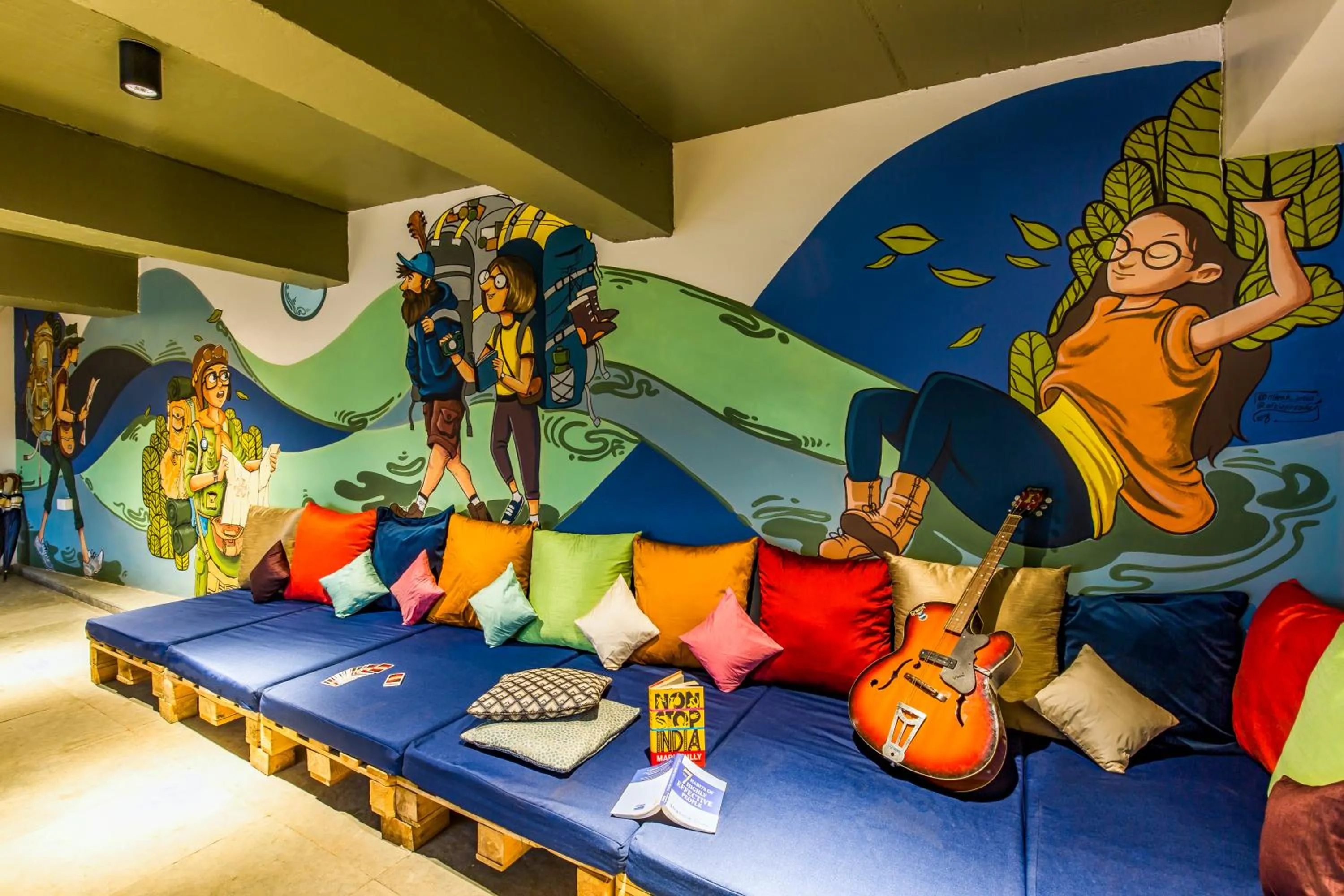 Communal lounge/ TV room in Zostel Plus Panchgani