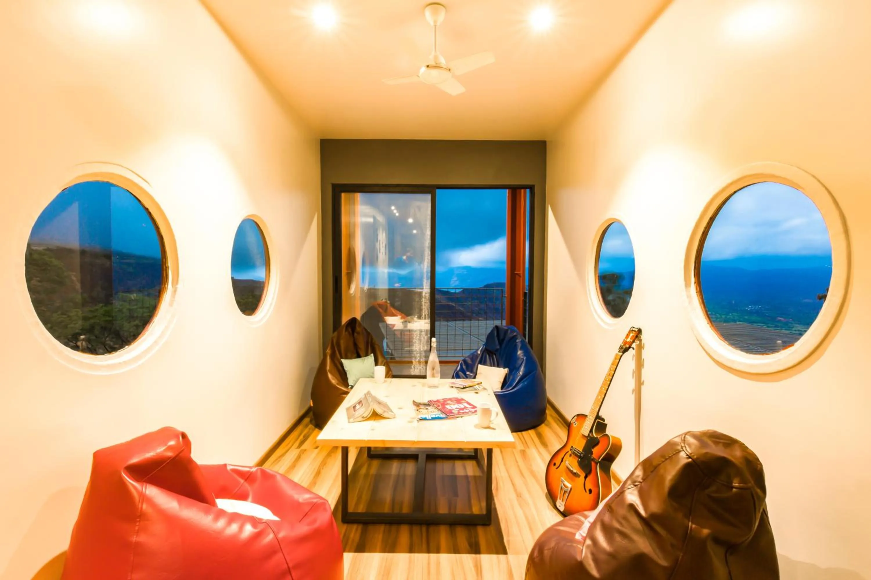 Communal lounge/ TV room in Zostel Plus Panchgani