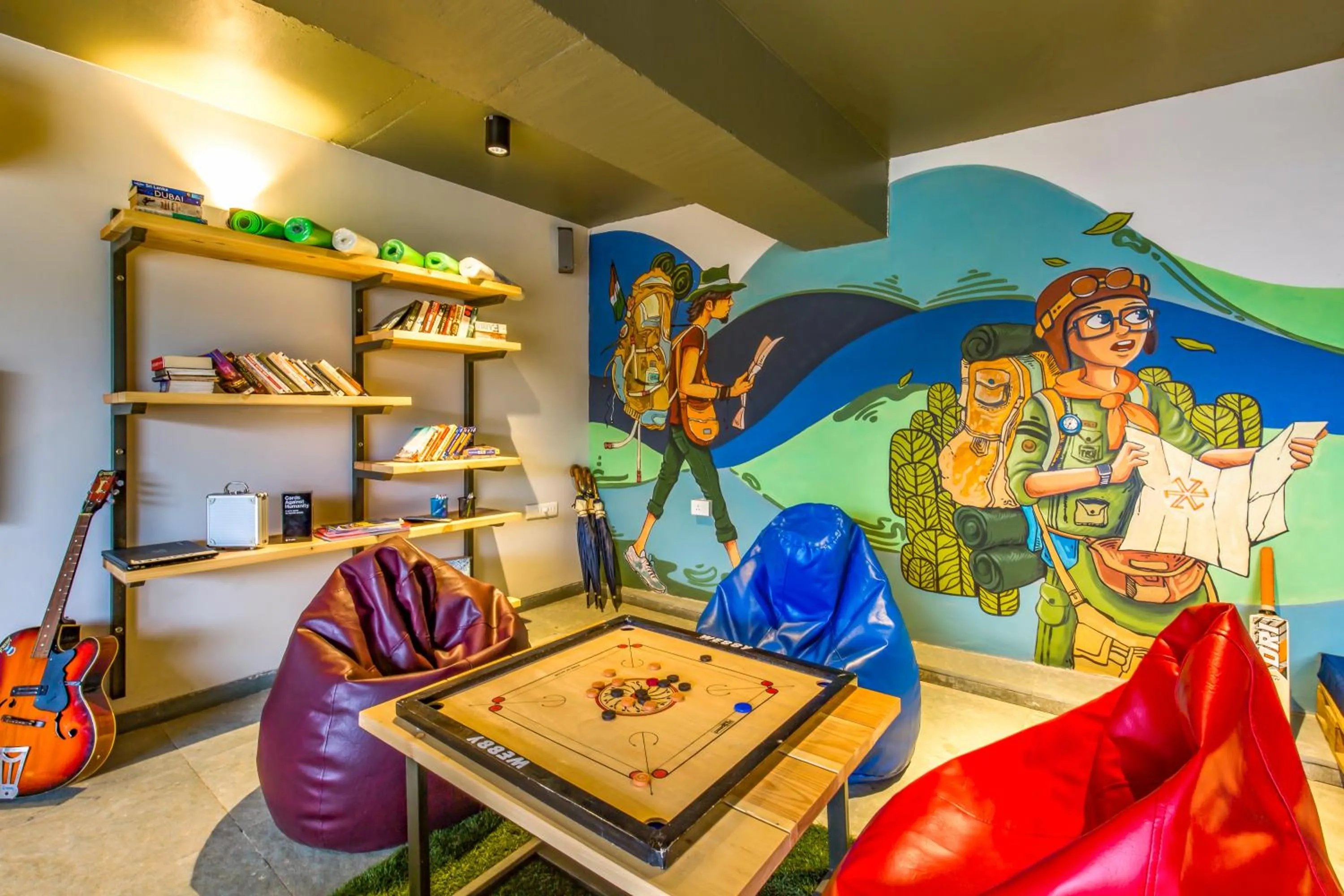 Communal lounge/ TV room in Zostel Plus Panchgani