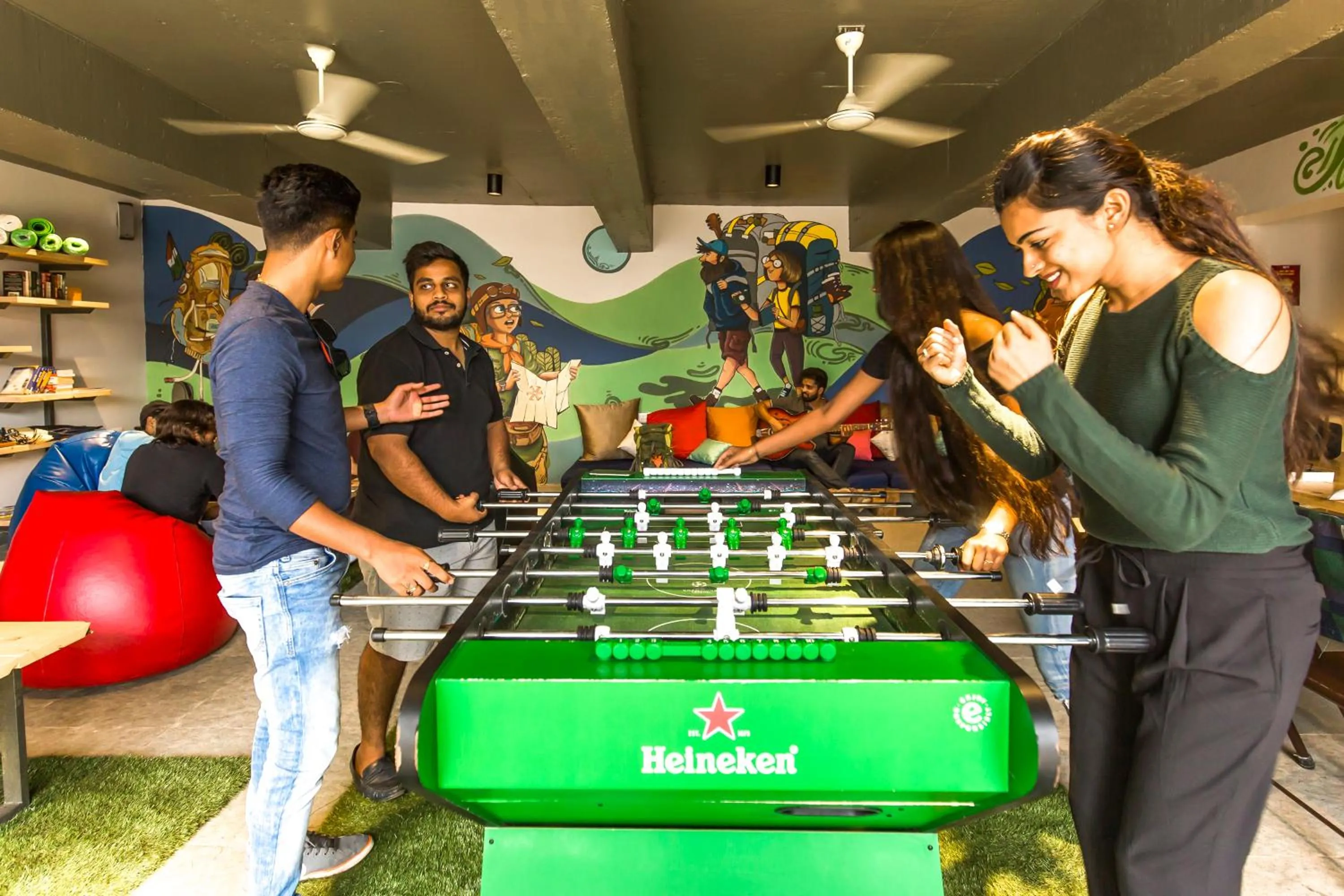 Communal lounge/ TV room in Zostel Plus Panchgani