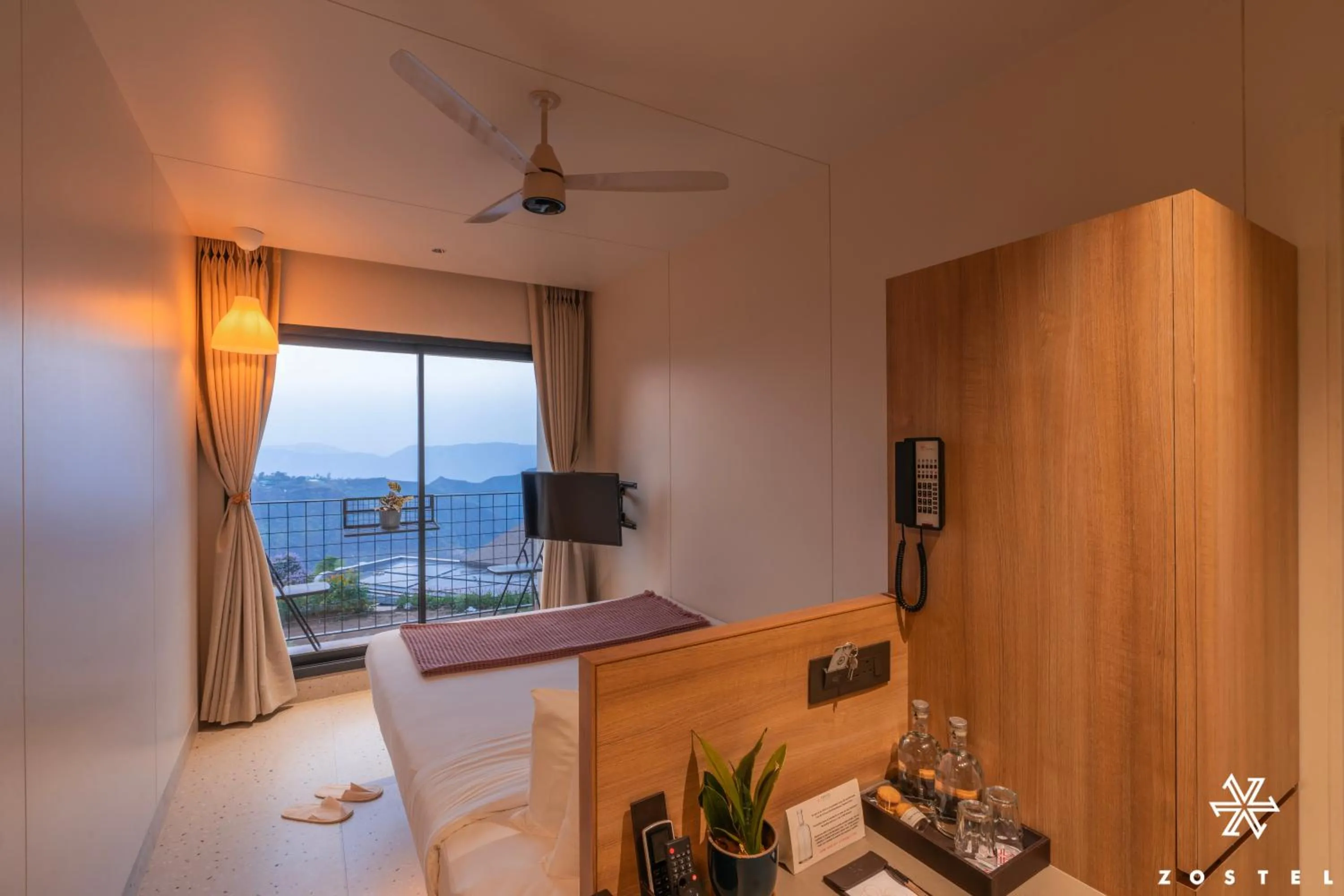 TV and multimedia in Zostel Plus Panchgani