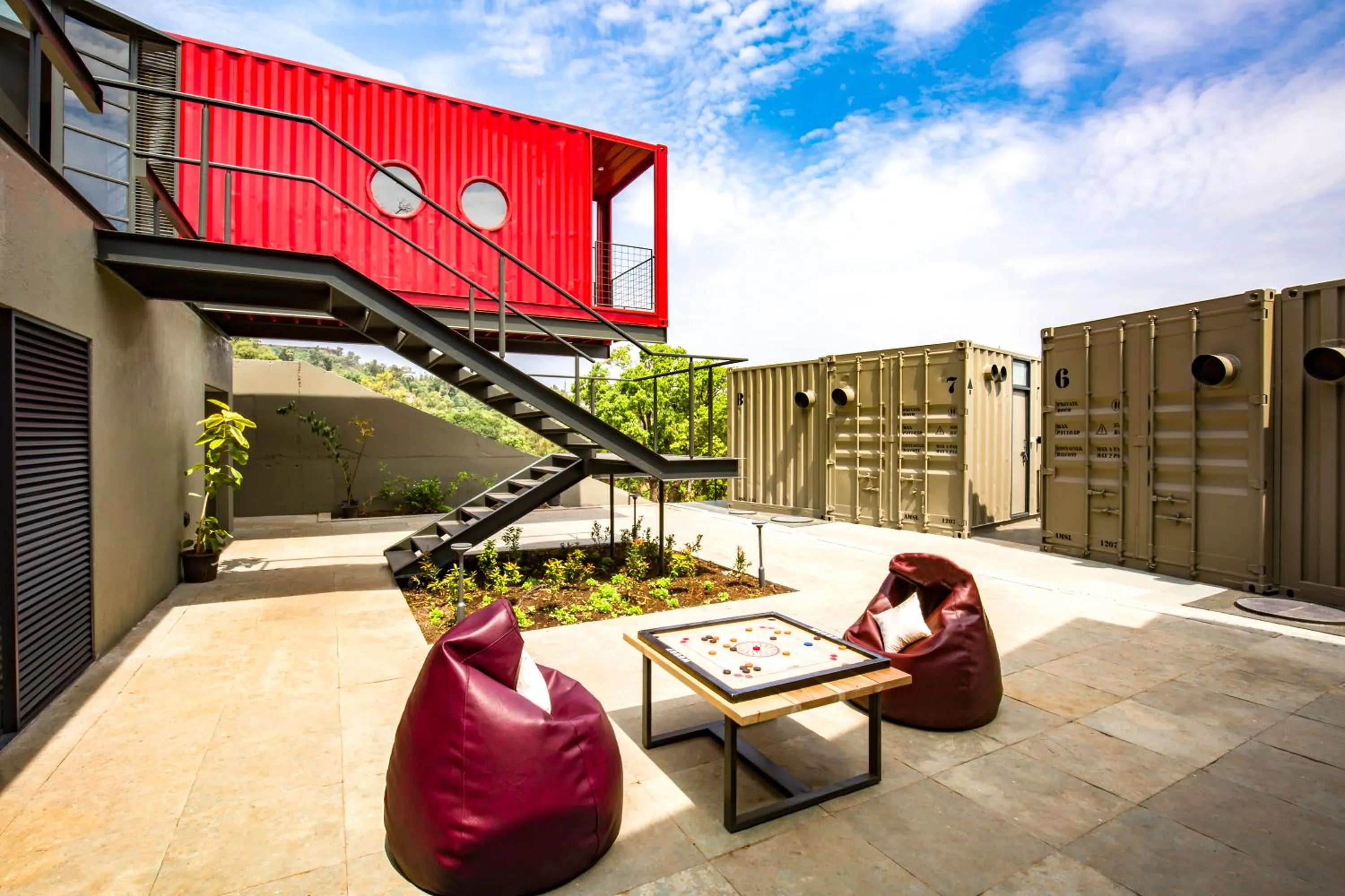 Communal lounge/ TV room in Zostel Plus Panchgani