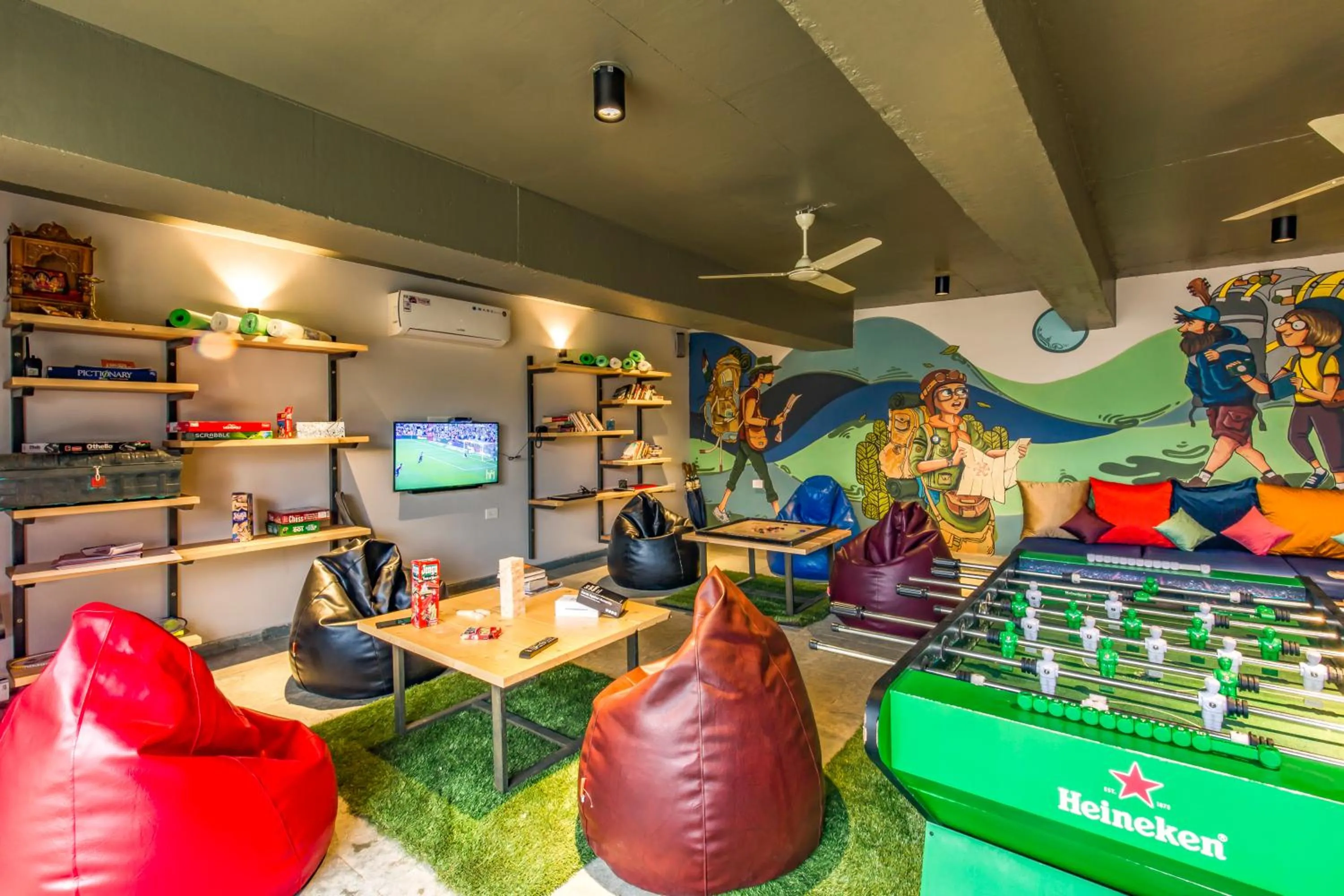 Communal lounge/ TV room in Zostel Plus Panchgani