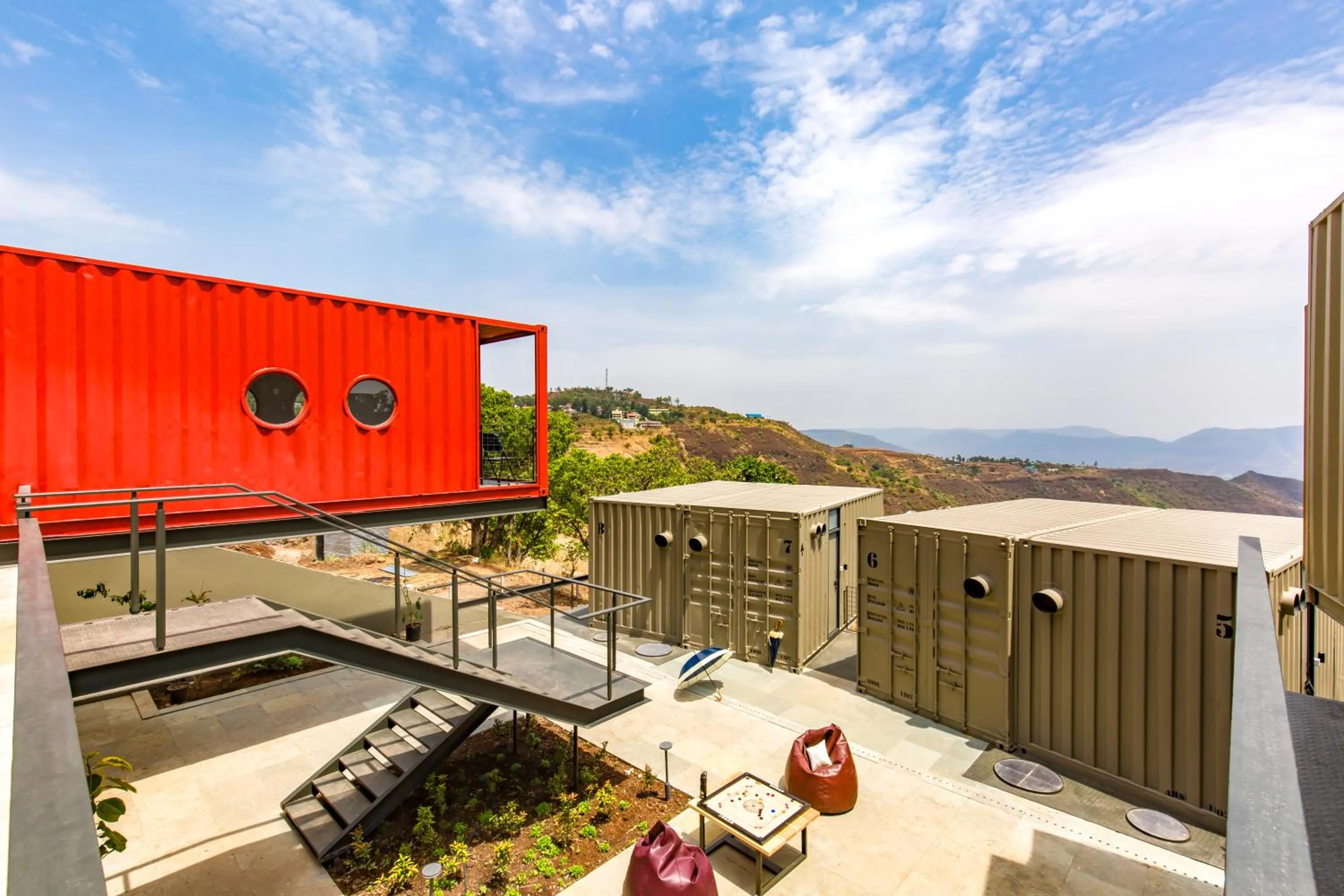 Communal lounge/ TV room in Zostel Plus Panchgani