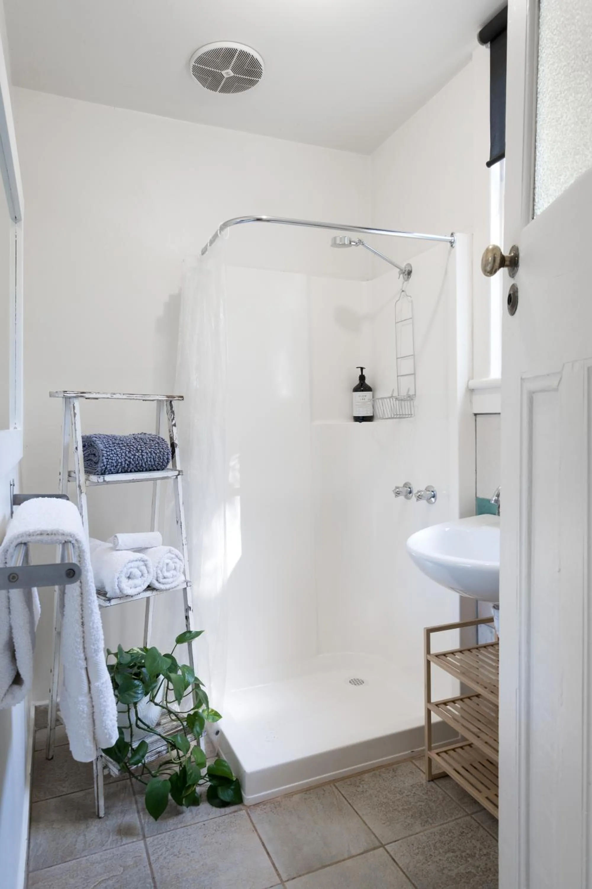 Bathroom, Bed in Amazing Apartment, Beautiful Location - FREE WIFI