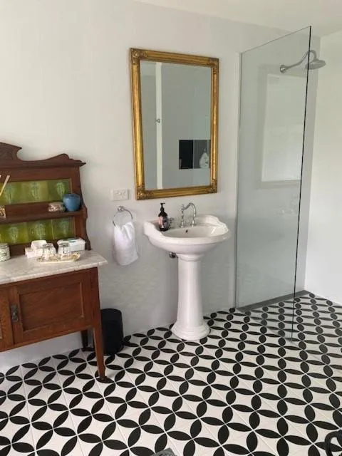 Toilet in Palmyra B&B