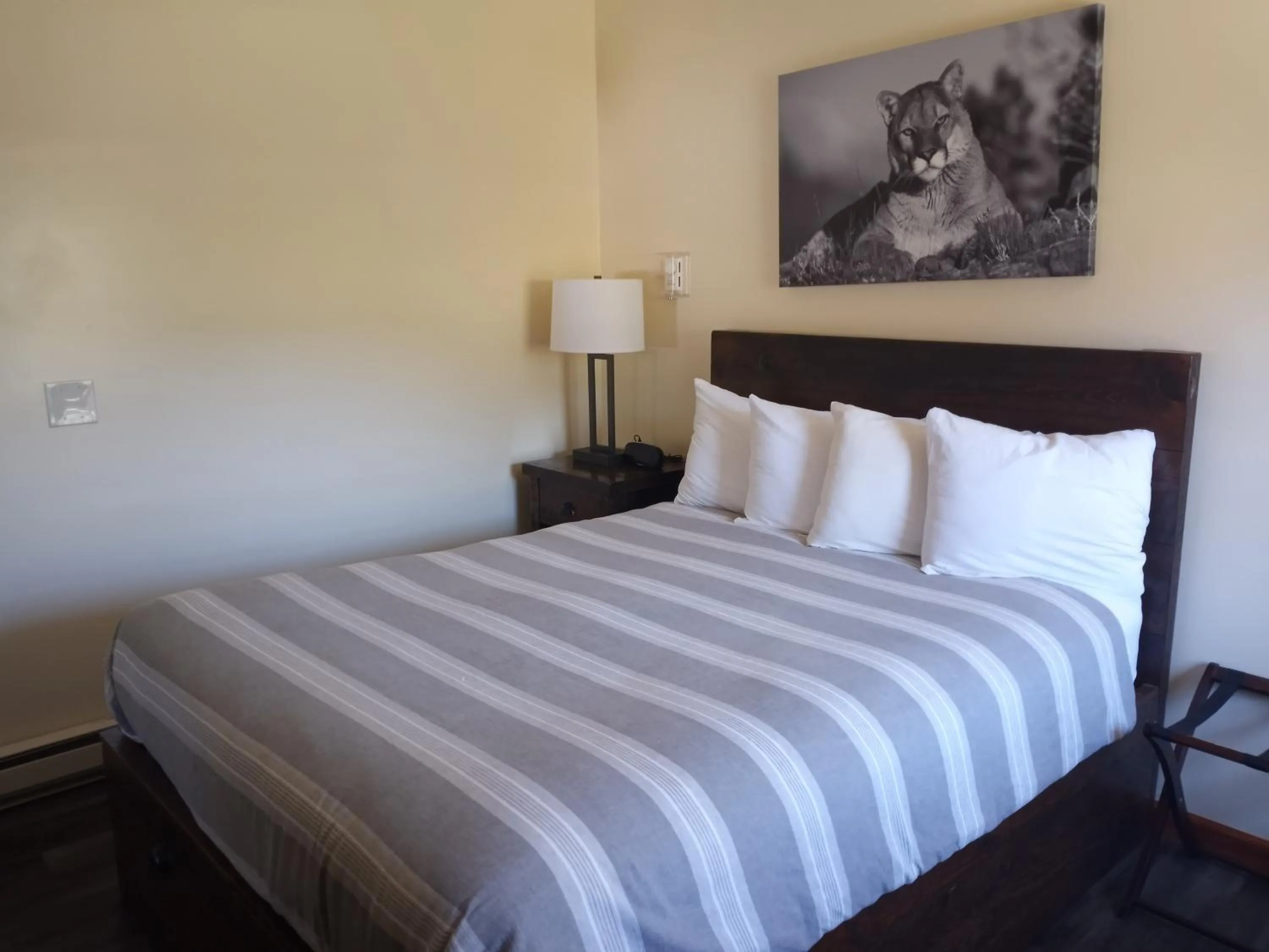 Bed in Yellowstone Riverside Cottages