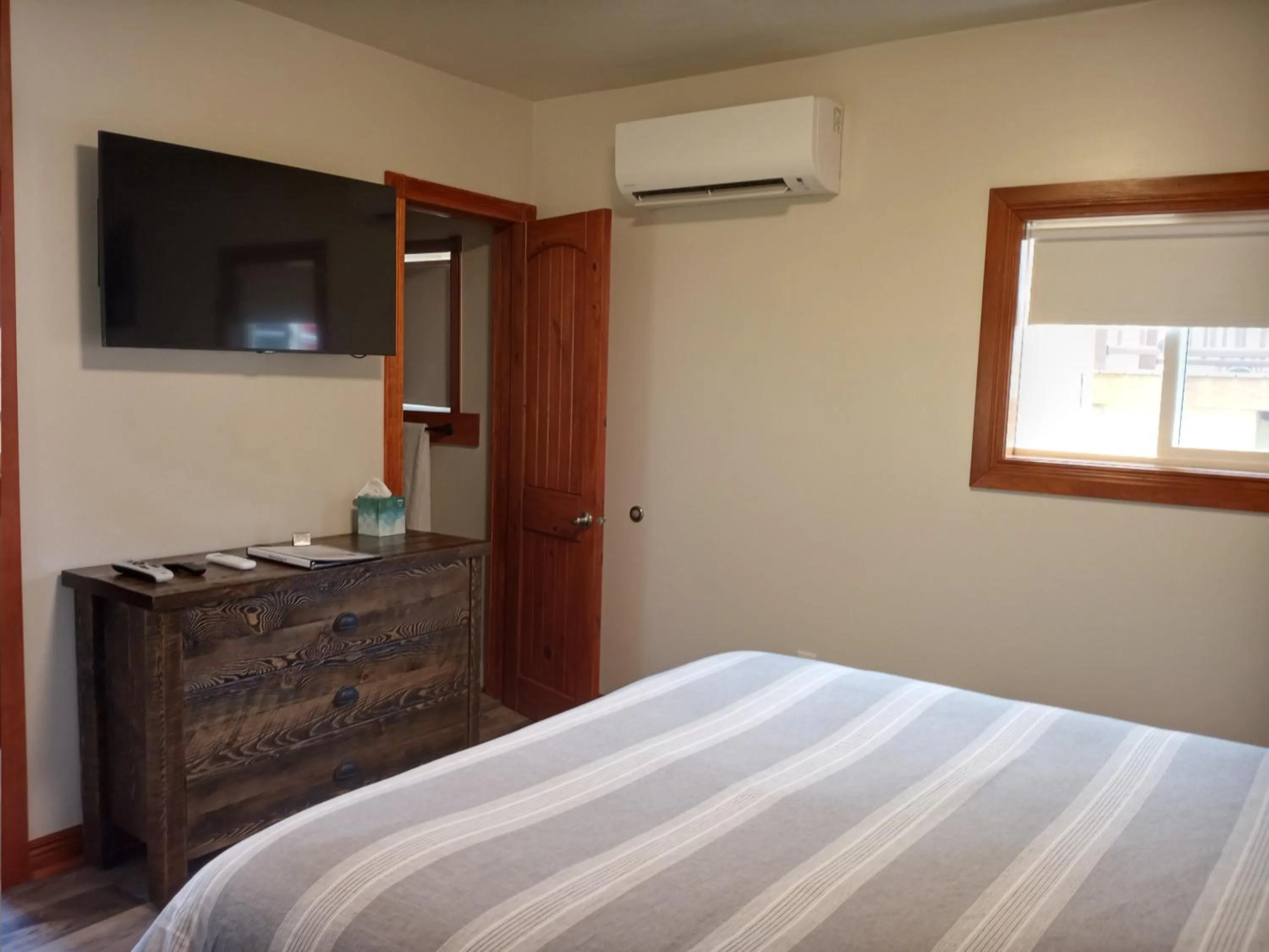 Bed in Yellowstone Riverside Cottages