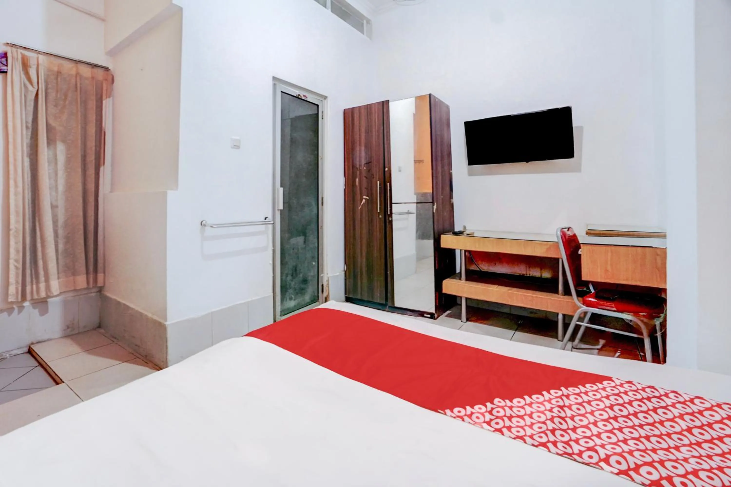 Bedroom, Bed in Hotel O Tegalsari Near Tunjungan Plaza