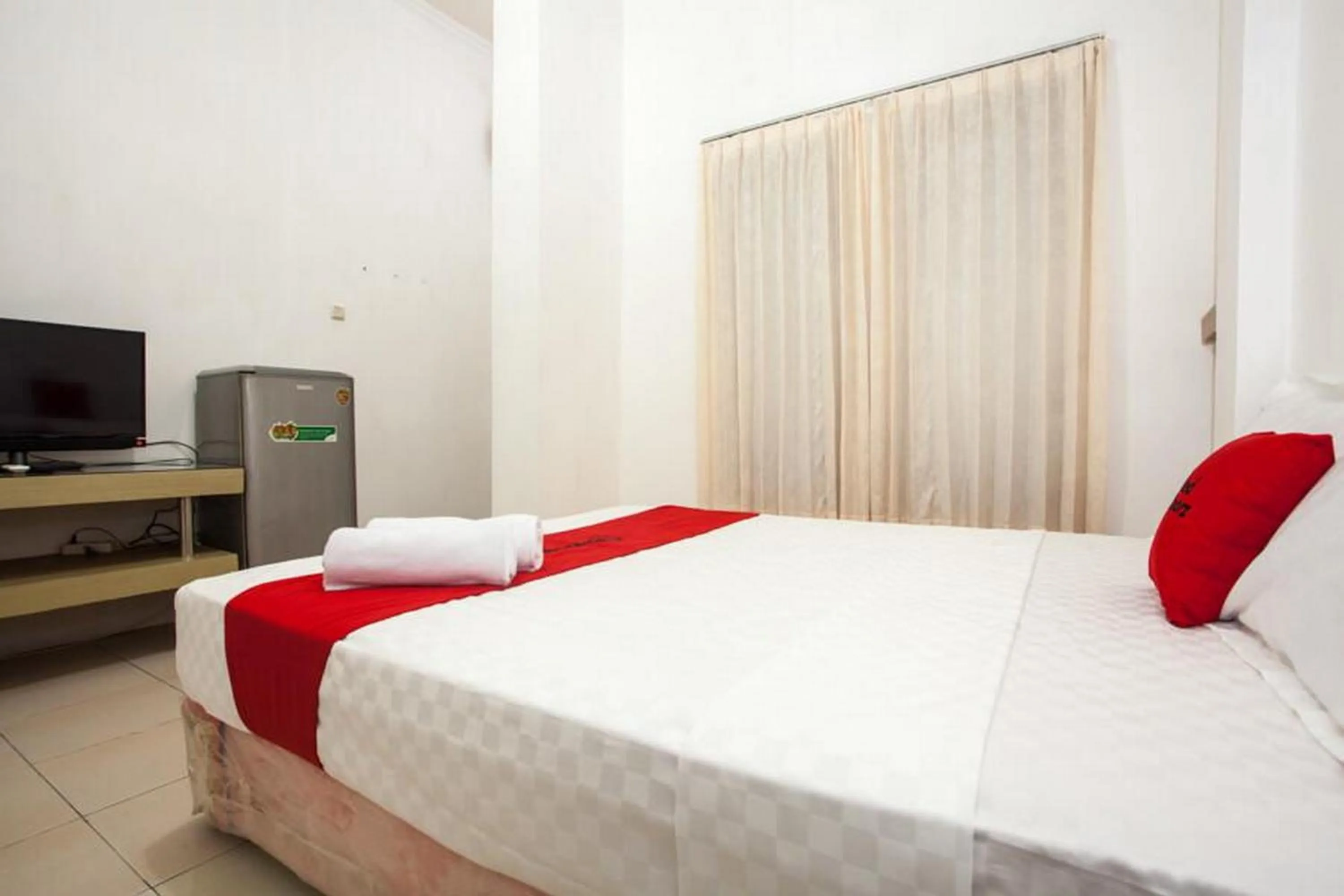 Bedroom in RedDoorz near Taman Bungkul