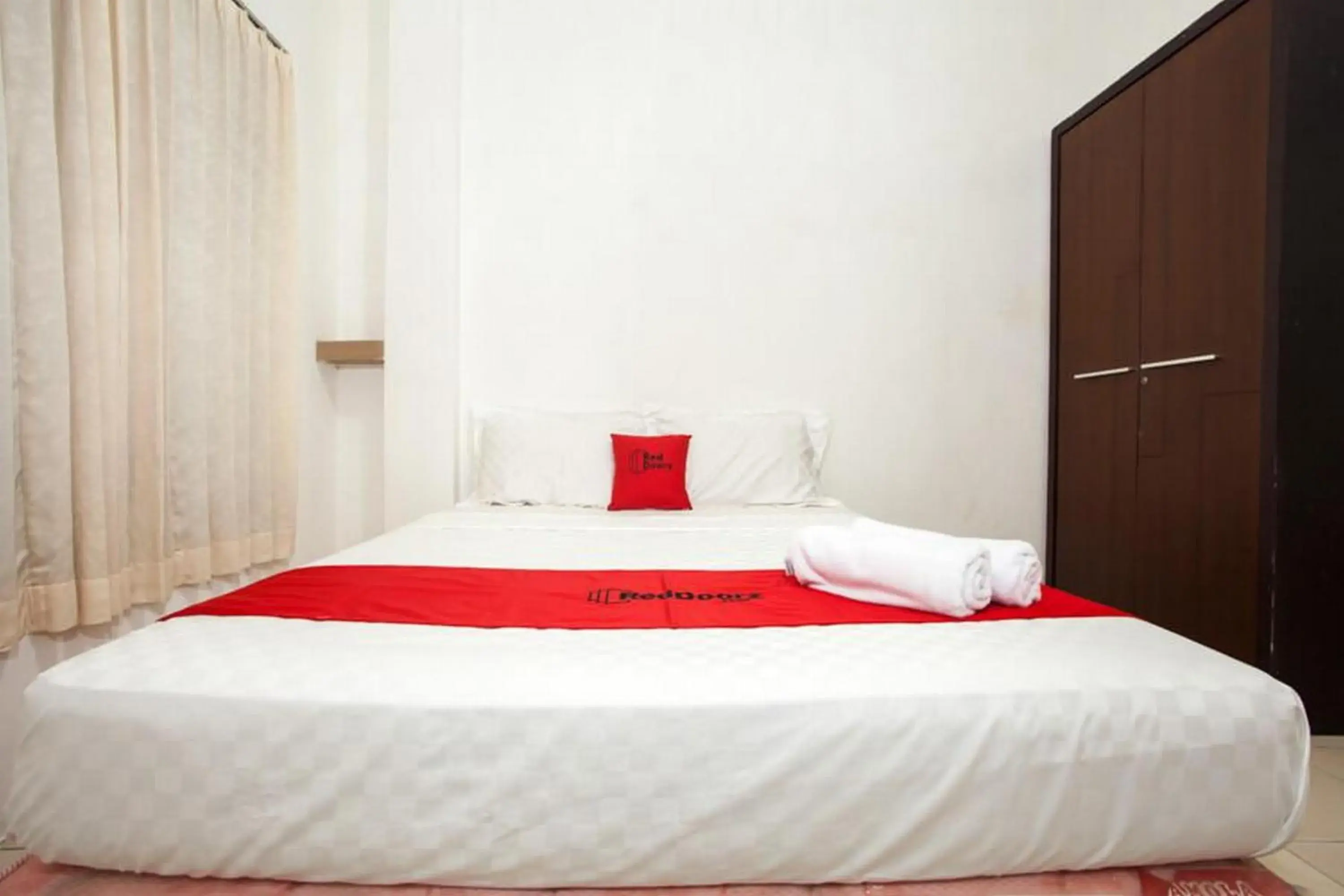 Bedroom in RedDoorz near Taman Bungkul Bedroom in RedDoorz near Taman Bungkul