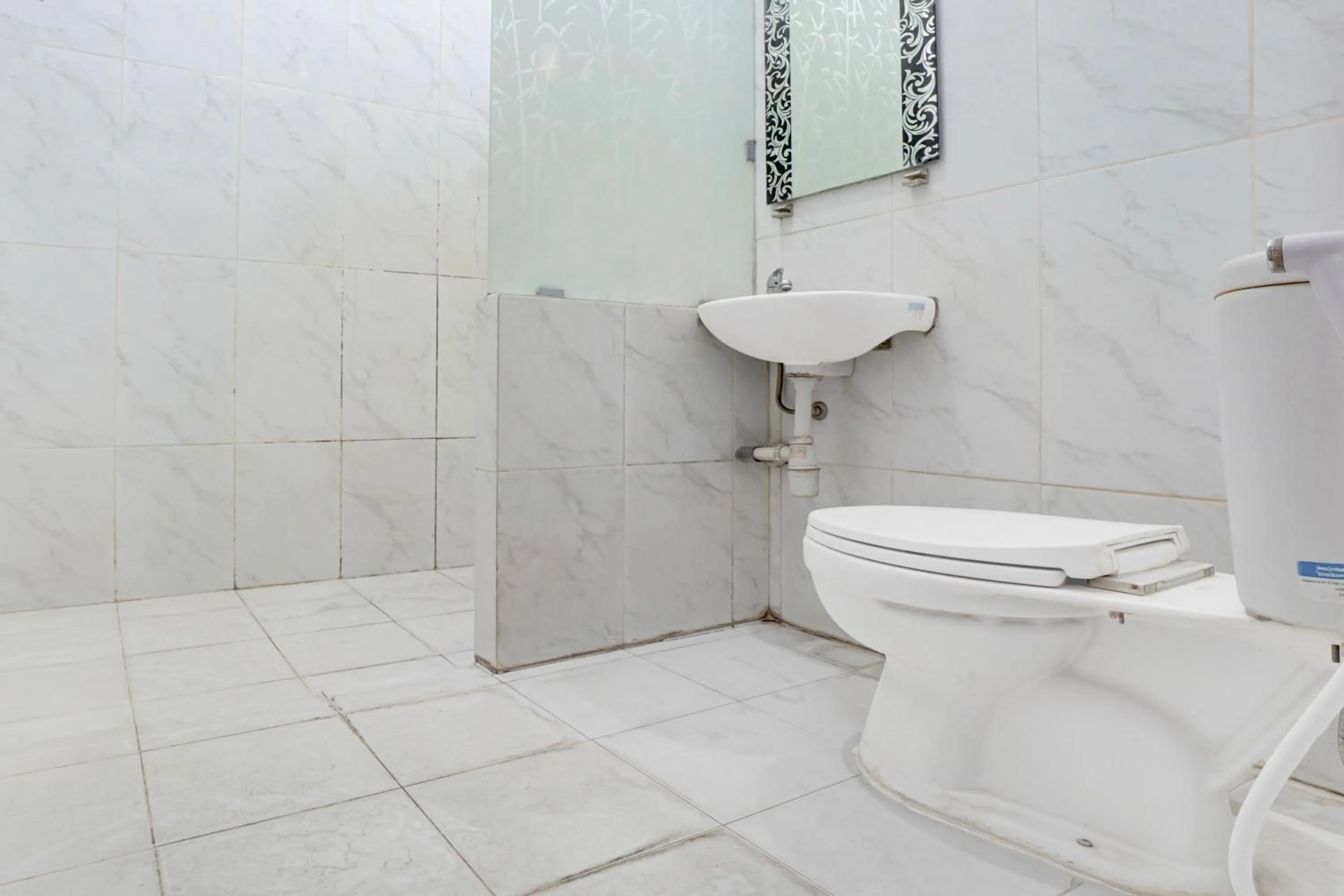 Bathroom in Hotel O Tegalsari Near Tunjungan Plaza