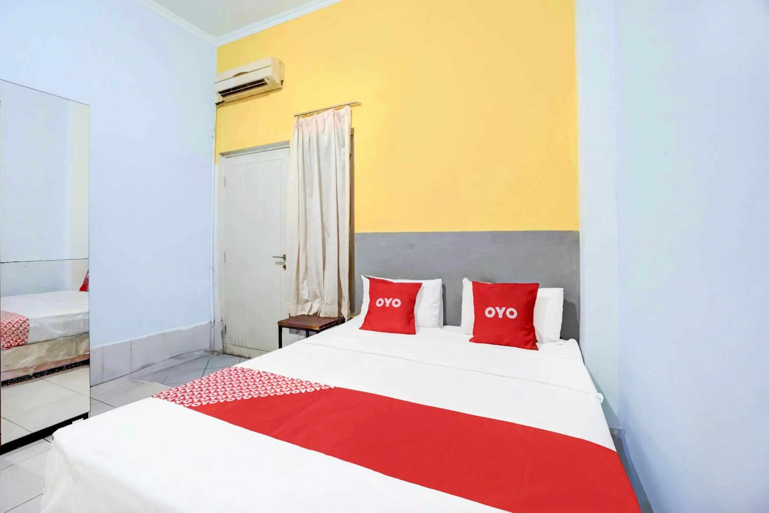 Bedroom, Bed in Hotel O Tegalsari Near Tunjungan Plaza