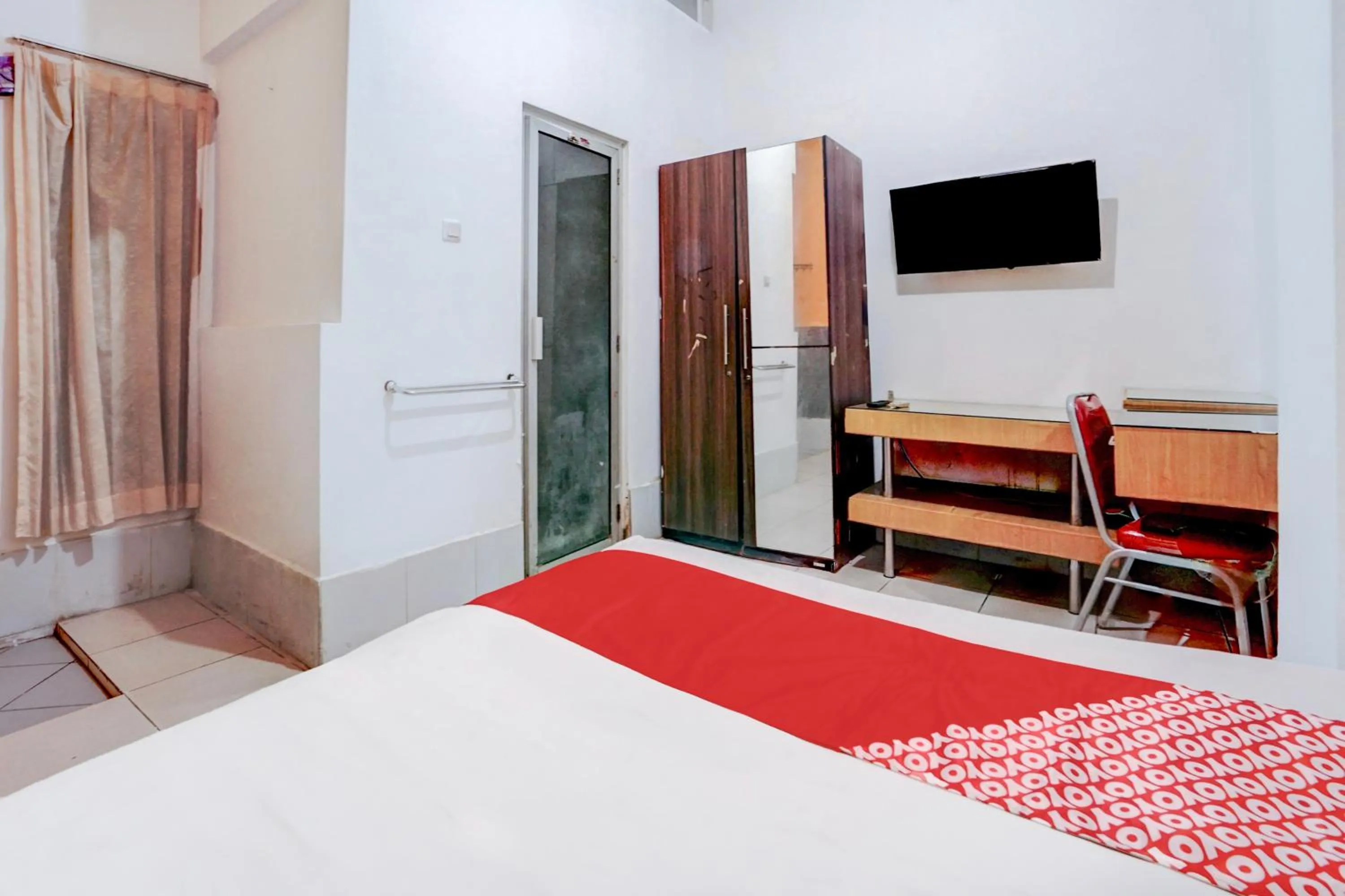 Bedroom, Bed in Hotel O Tegalsari Near Tunjungan Plaza