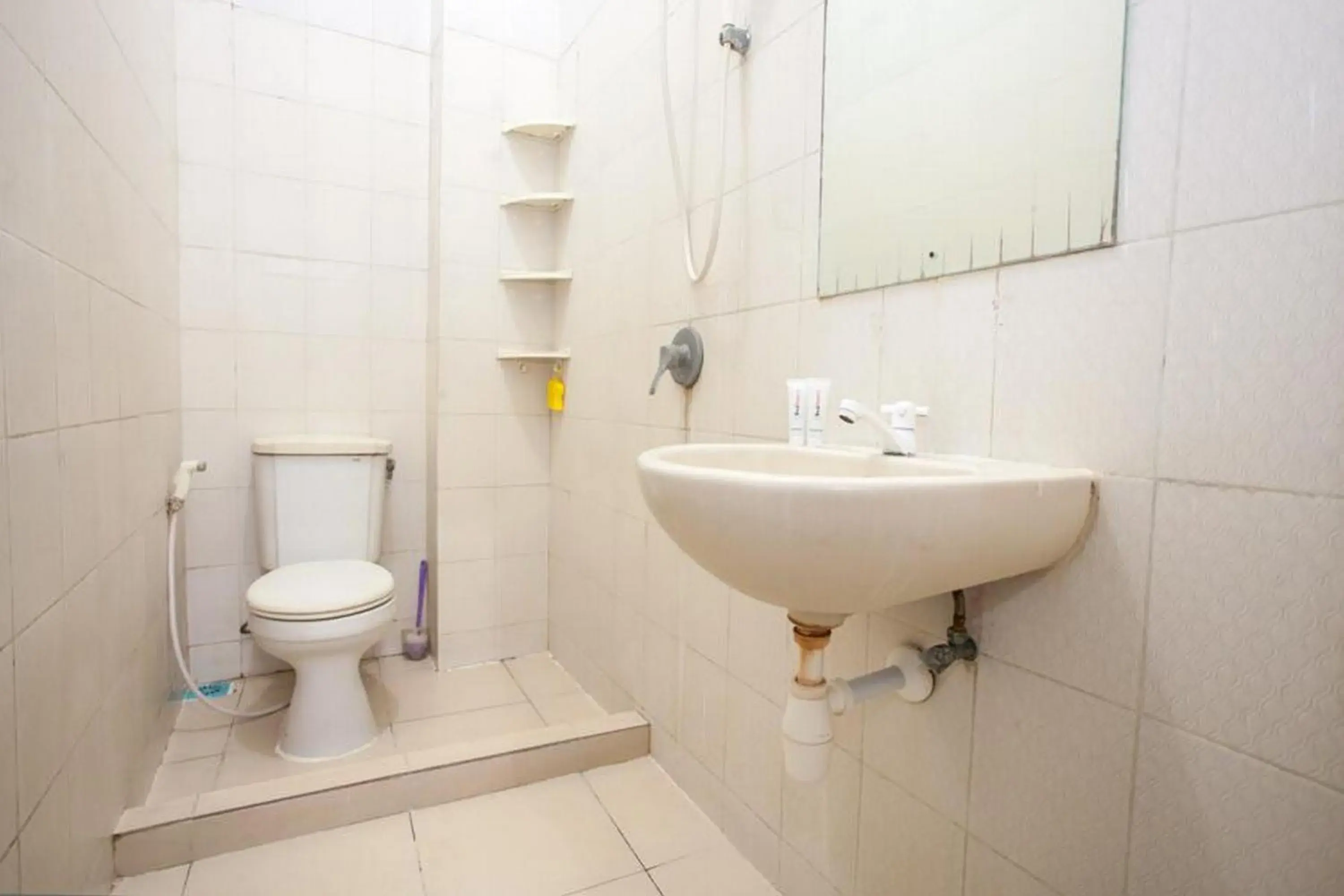 Bathroom in RedDoorz near Taman Bungkul Bathroom in RedDoorz near Taman Bungkul