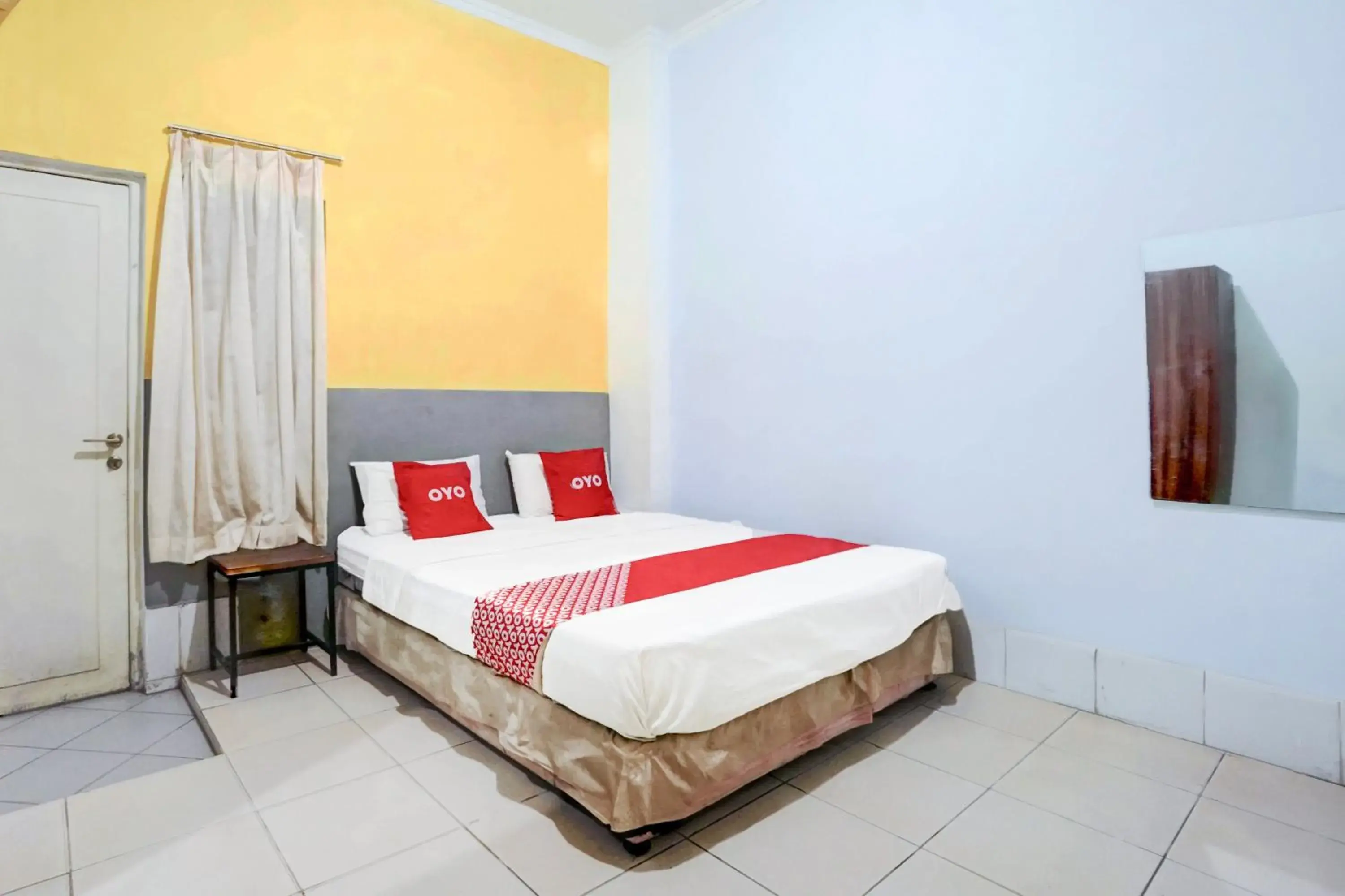 Deluxe Double Room in Hotel O Tegalsari Near Tunjungan Plaza Deluxe Double Room in Hotel O Tegalsari Near Tunjungan Plaza