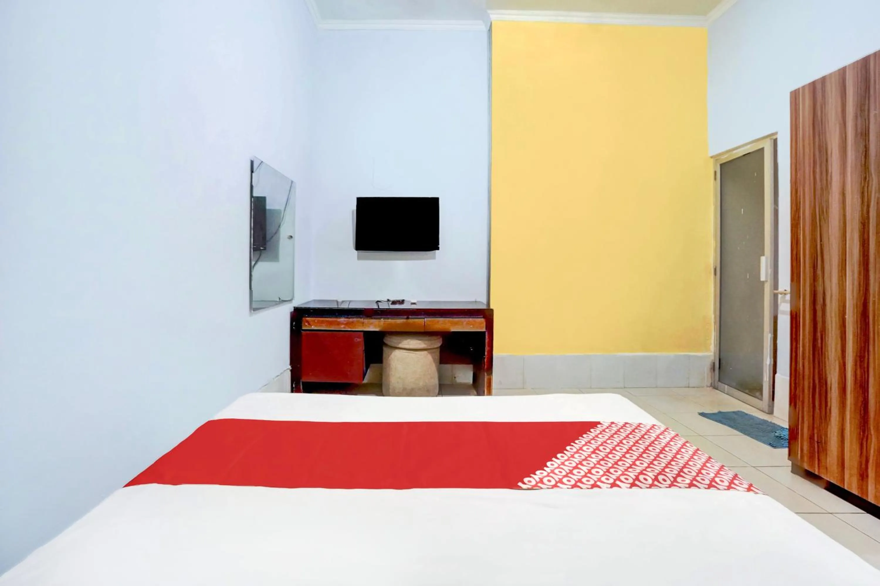 Bedroom, Bed in Hotel O Tegalsari Near Tunjungan Plaza