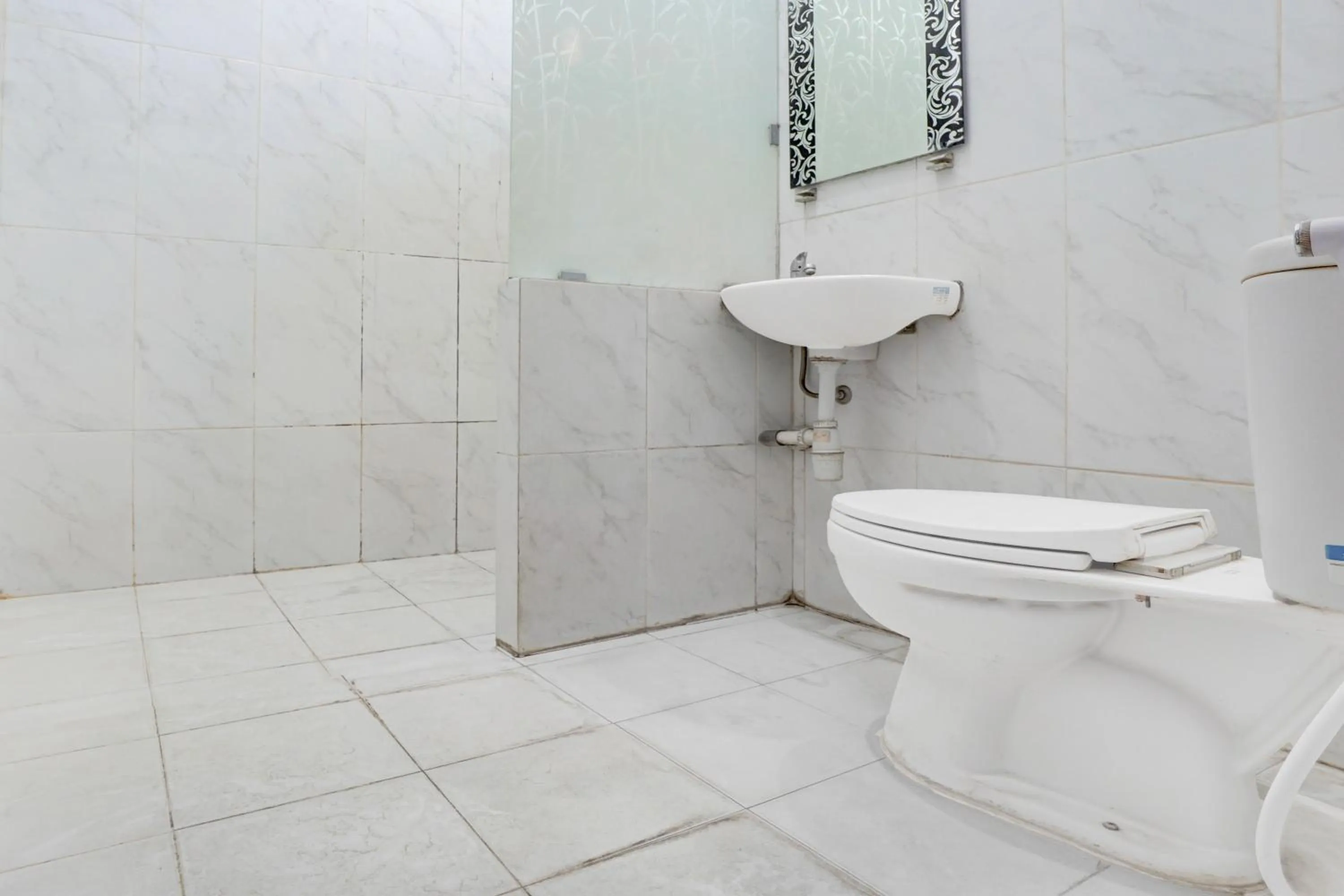 Bathroom in Hotel O Tegalsari Near Tunjungan Plaza