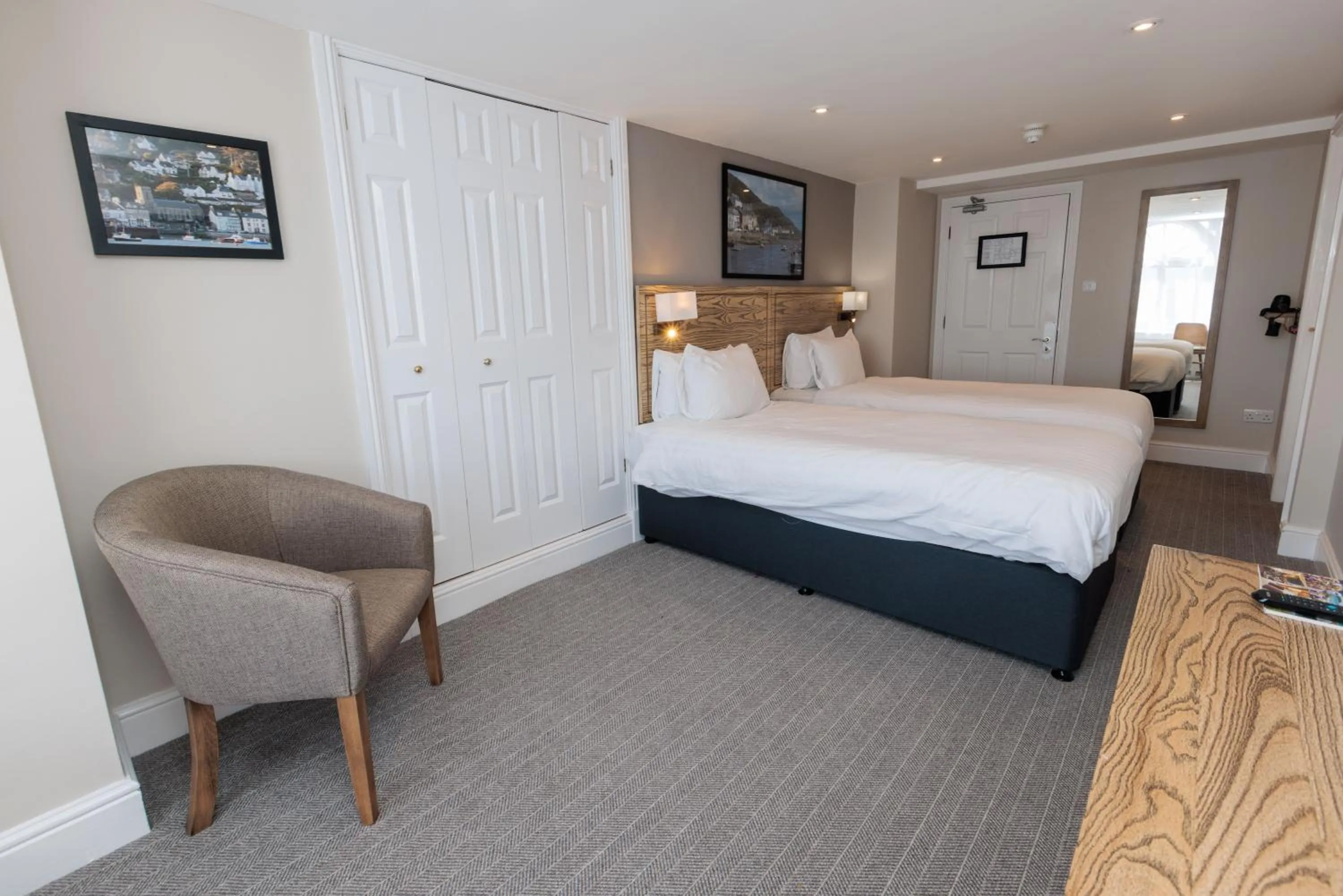 Bedroom, Bed in Dovey Inn