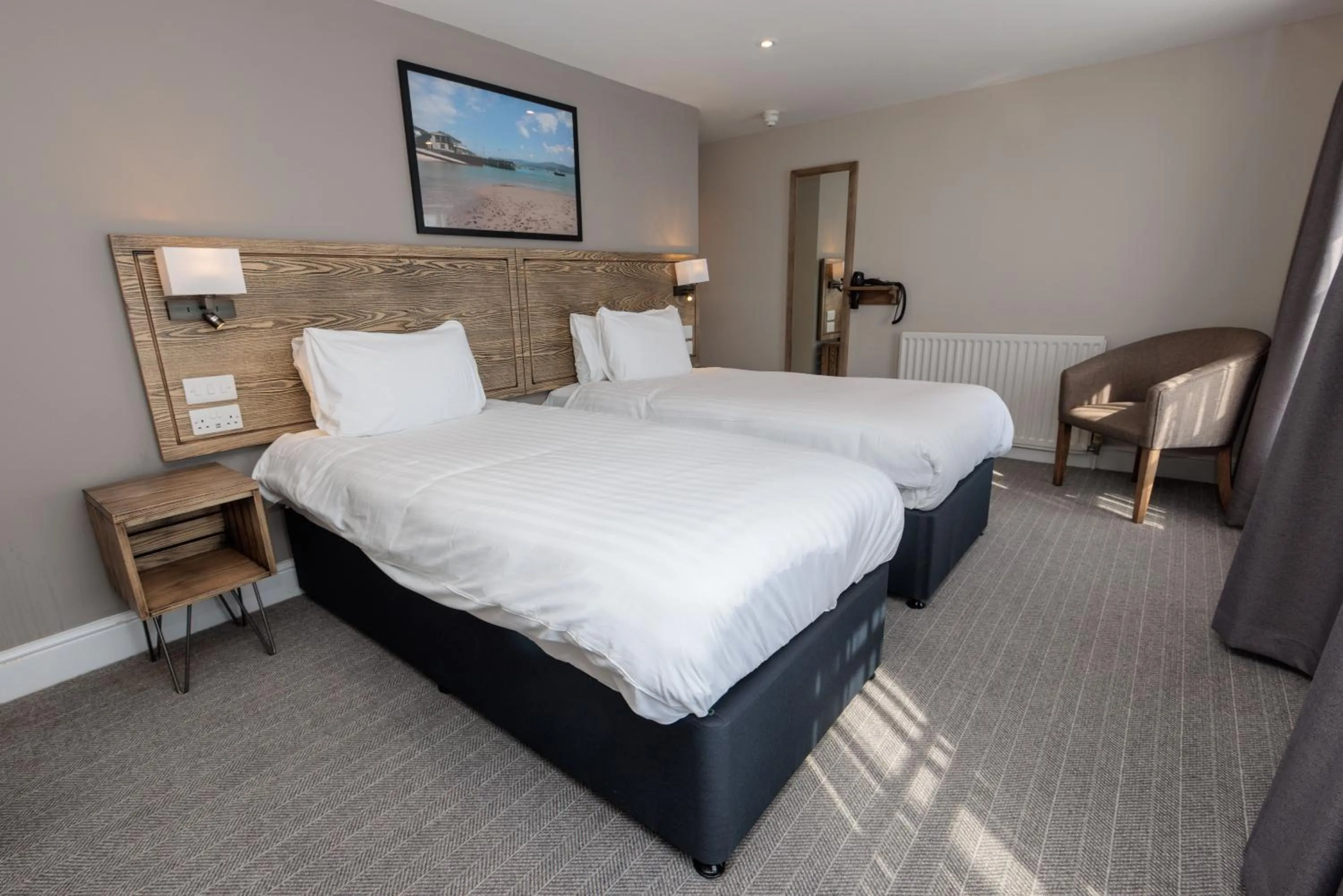 Bedroom, Bed in Dovey Inn