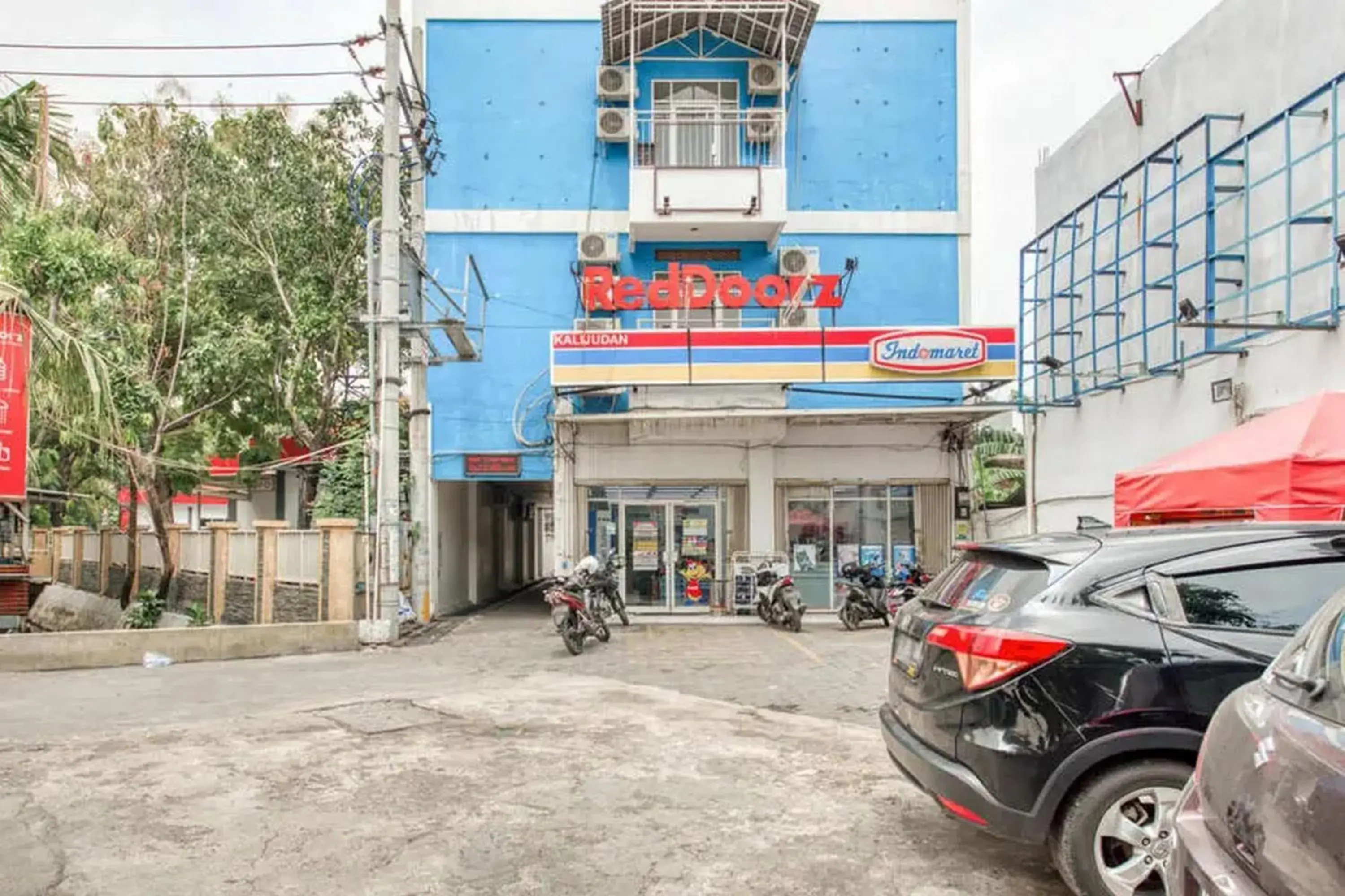 Facade/entrance in RedDoorz Plus near Galaxy Mall Facade/entrance in RedDoorz Plus near Galaxy Mall