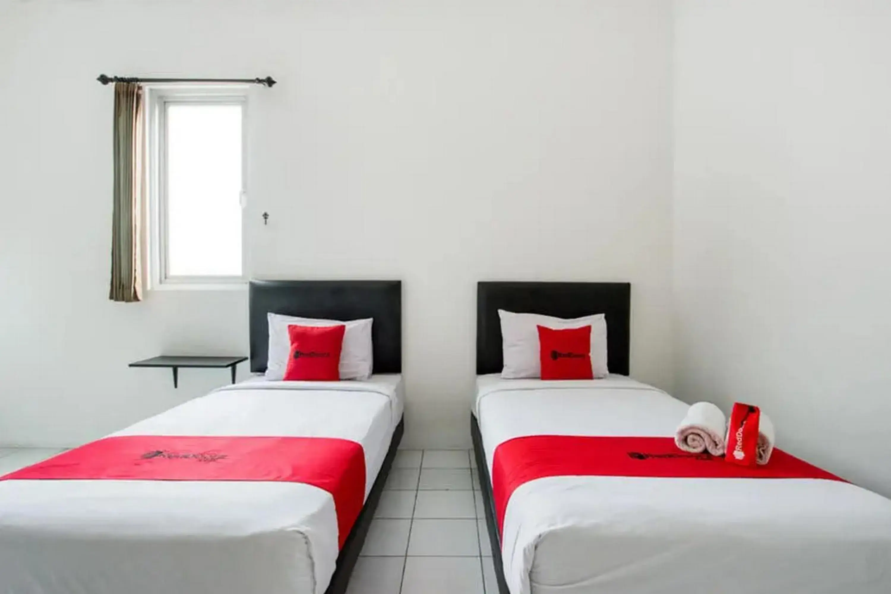 Bedroom, Bed in RedDoorz Plus near Galaxy Mall Bedroom, Bed in RedDoorz Plus near Galaxy Mall