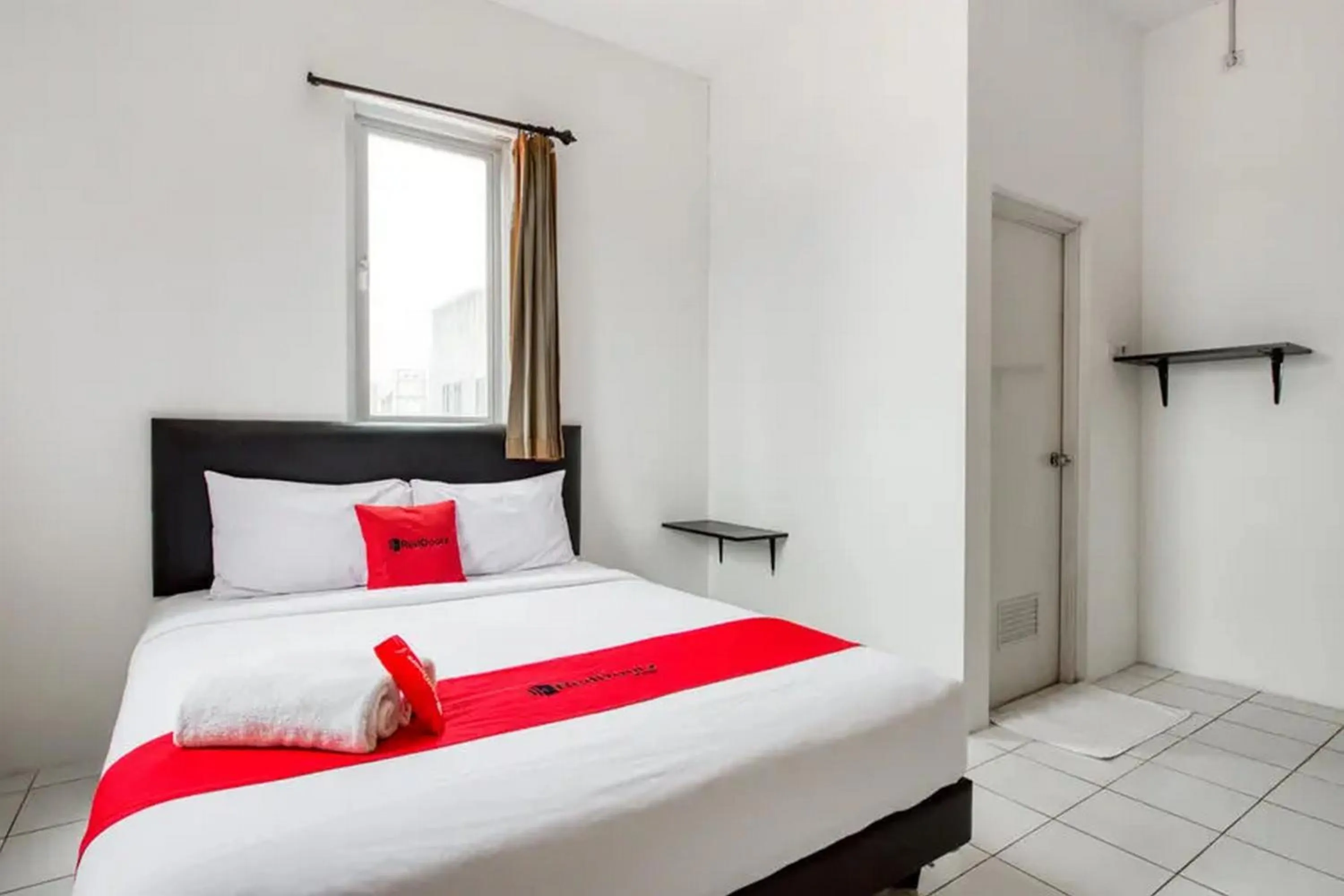 Bedroom, Bed in RedDoorz Plus near Galaxy Mall