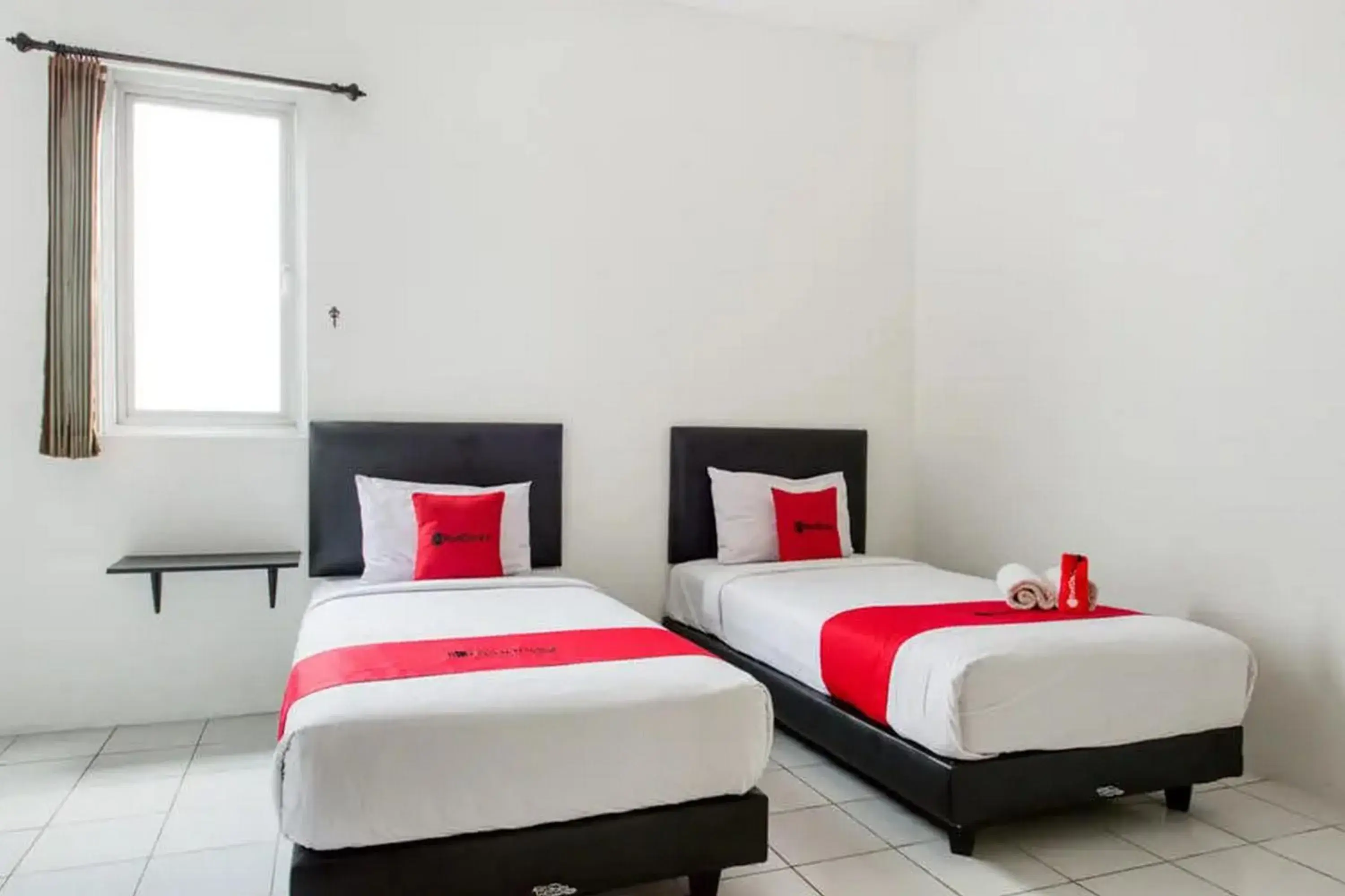 Bedroom, Bed in RedDoorz Plus near Galaxy Mall Bedroom, Bed in RedDoorz Plus near Galaxy Mall