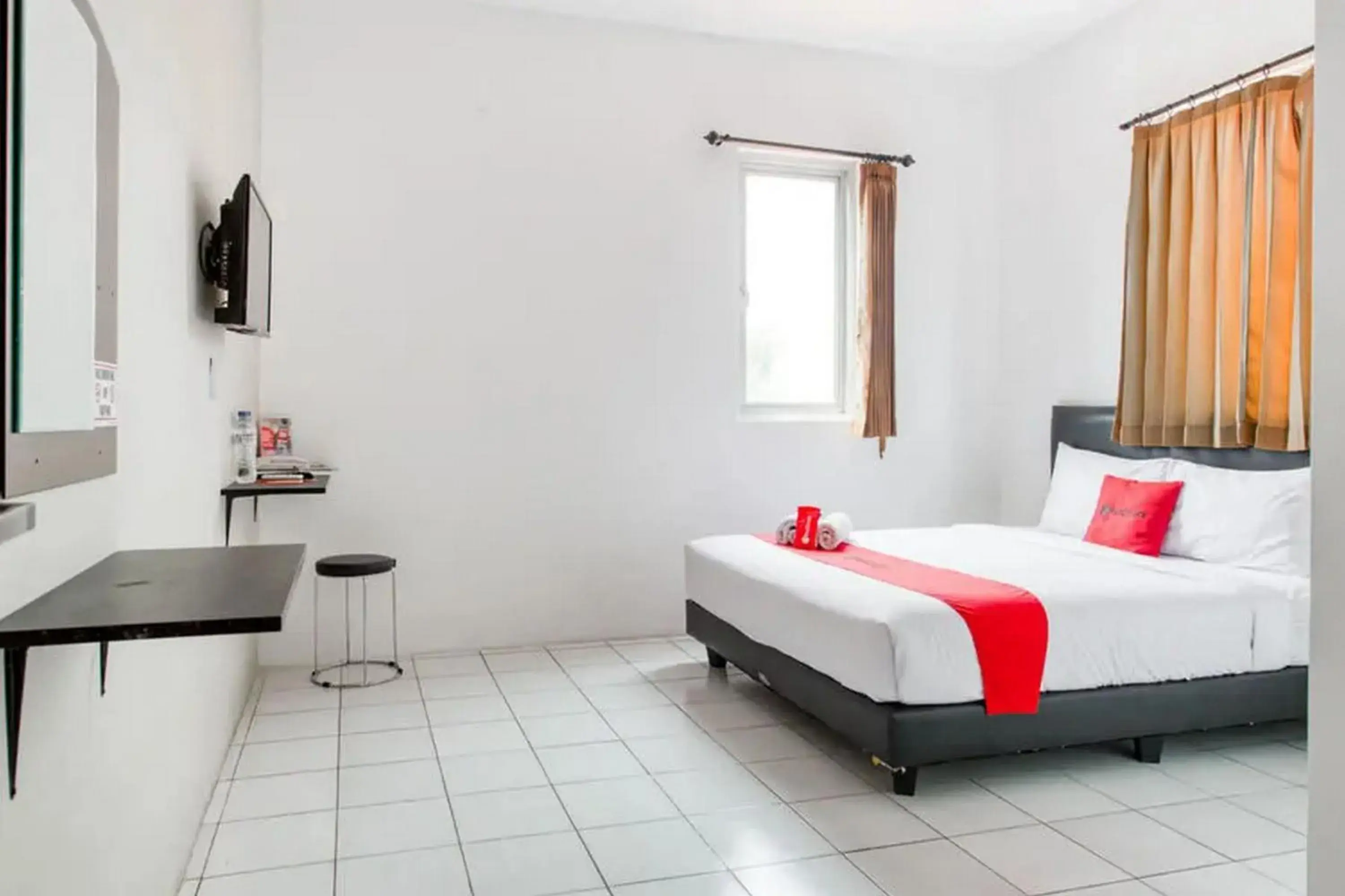 Bedroom, Bed in RedDoorz Plus near Galaxy Mall Bedroom, Bed in RedDoorz Plus near Galaxy Mall