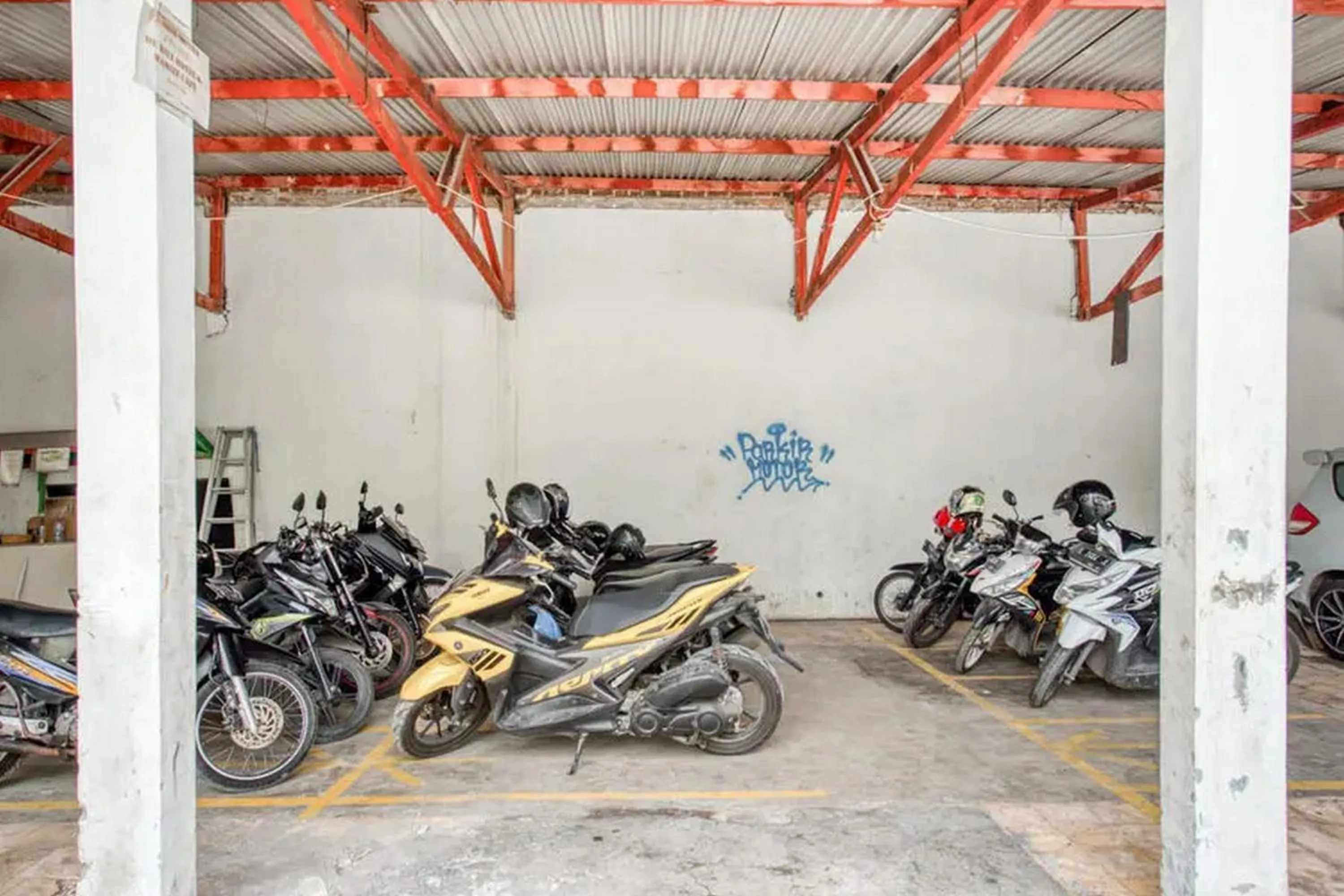 Parking in RedDoorz Plus near Galaxy Mall