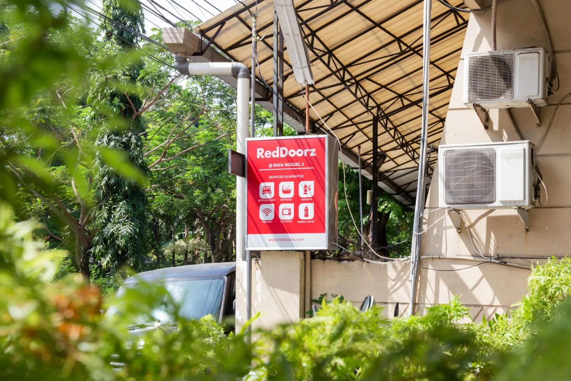 Property logo or sign in RedDoorz @ Raya Ngagel 2