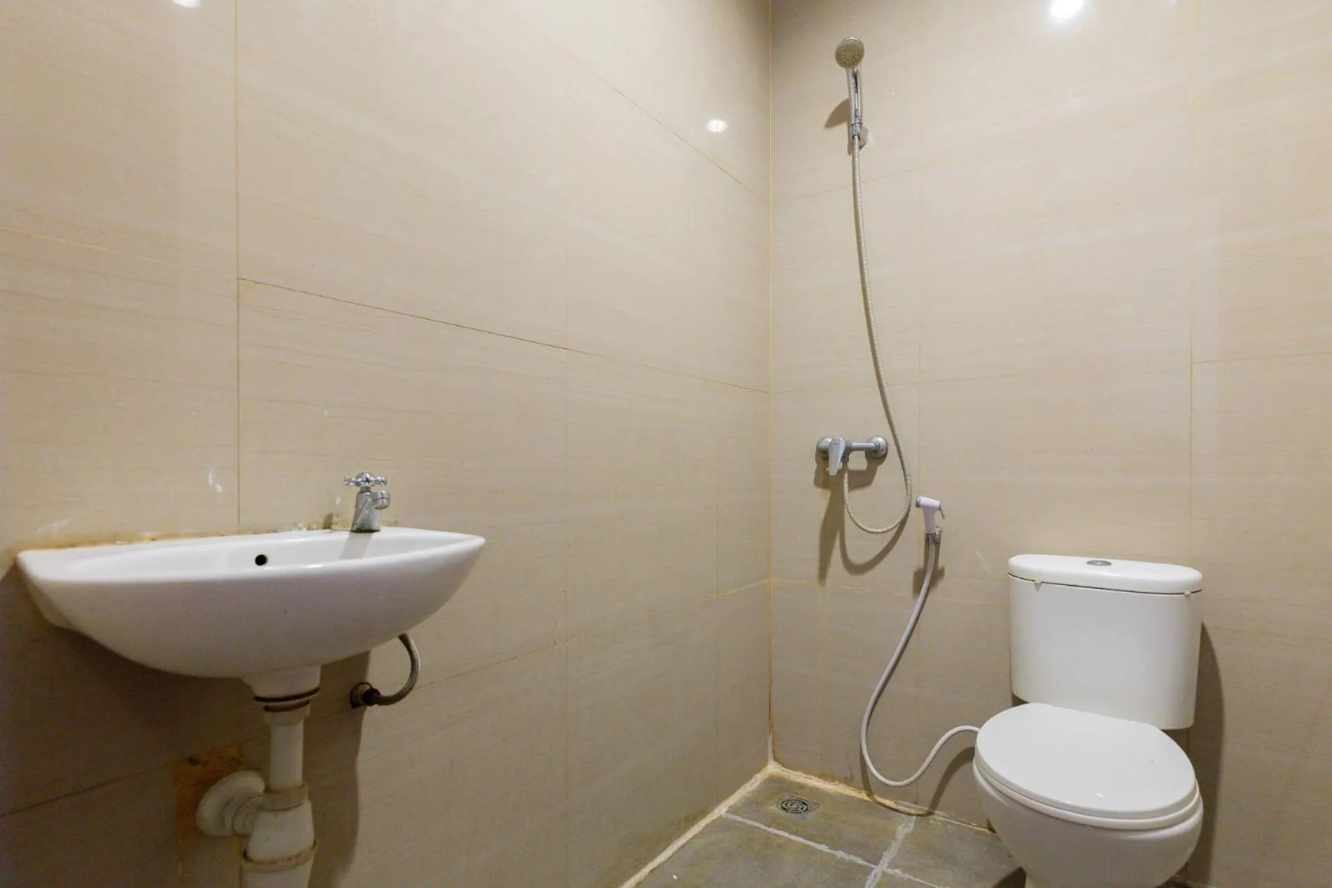 Bathroom in RedDoorz @ Raya Ngagel 2