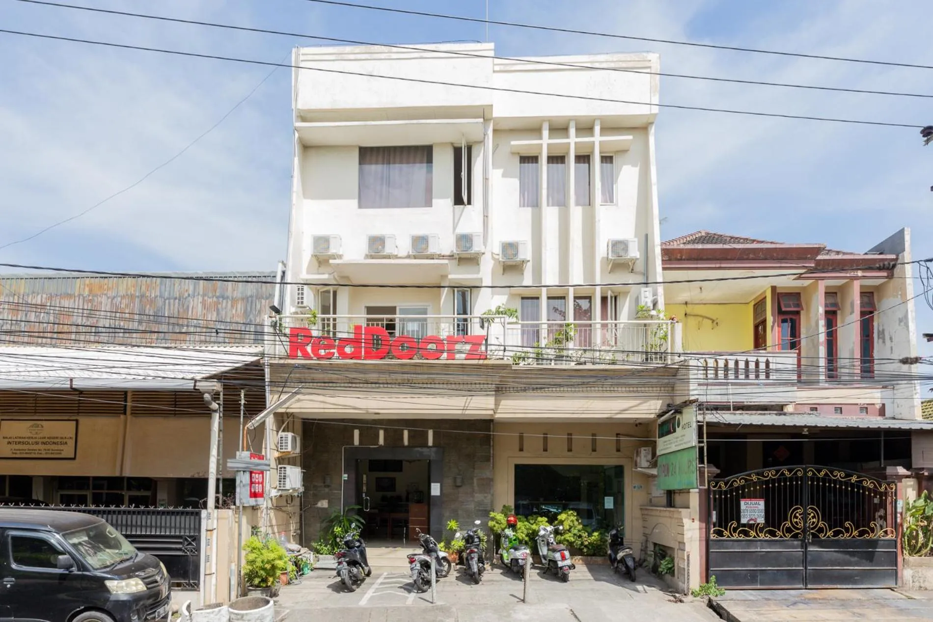 Property building in RedDoorz @ Raya Ngagel 2