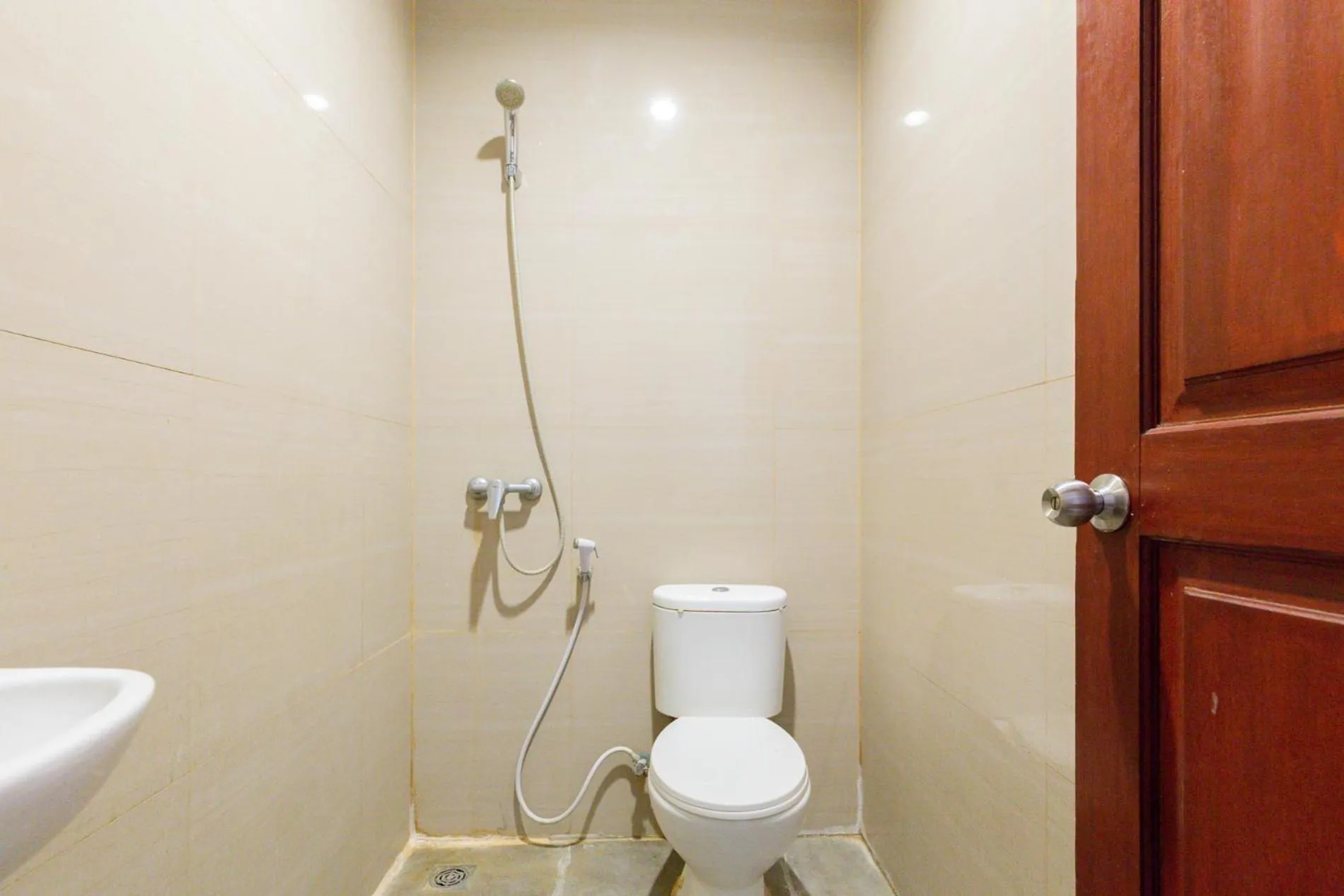 Bathroom in RedDoorz @ Raya Ngagel 2