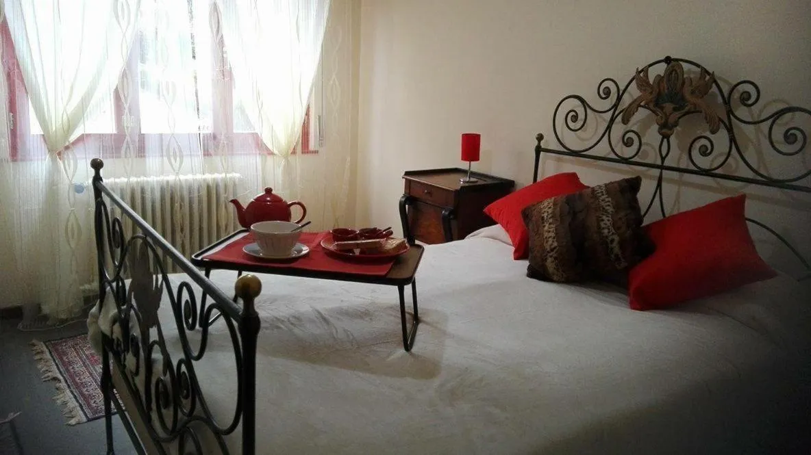 Photo of the whole room, Bed in B&B Il tempo del sogno con cani e gatti Pet&Breakfast