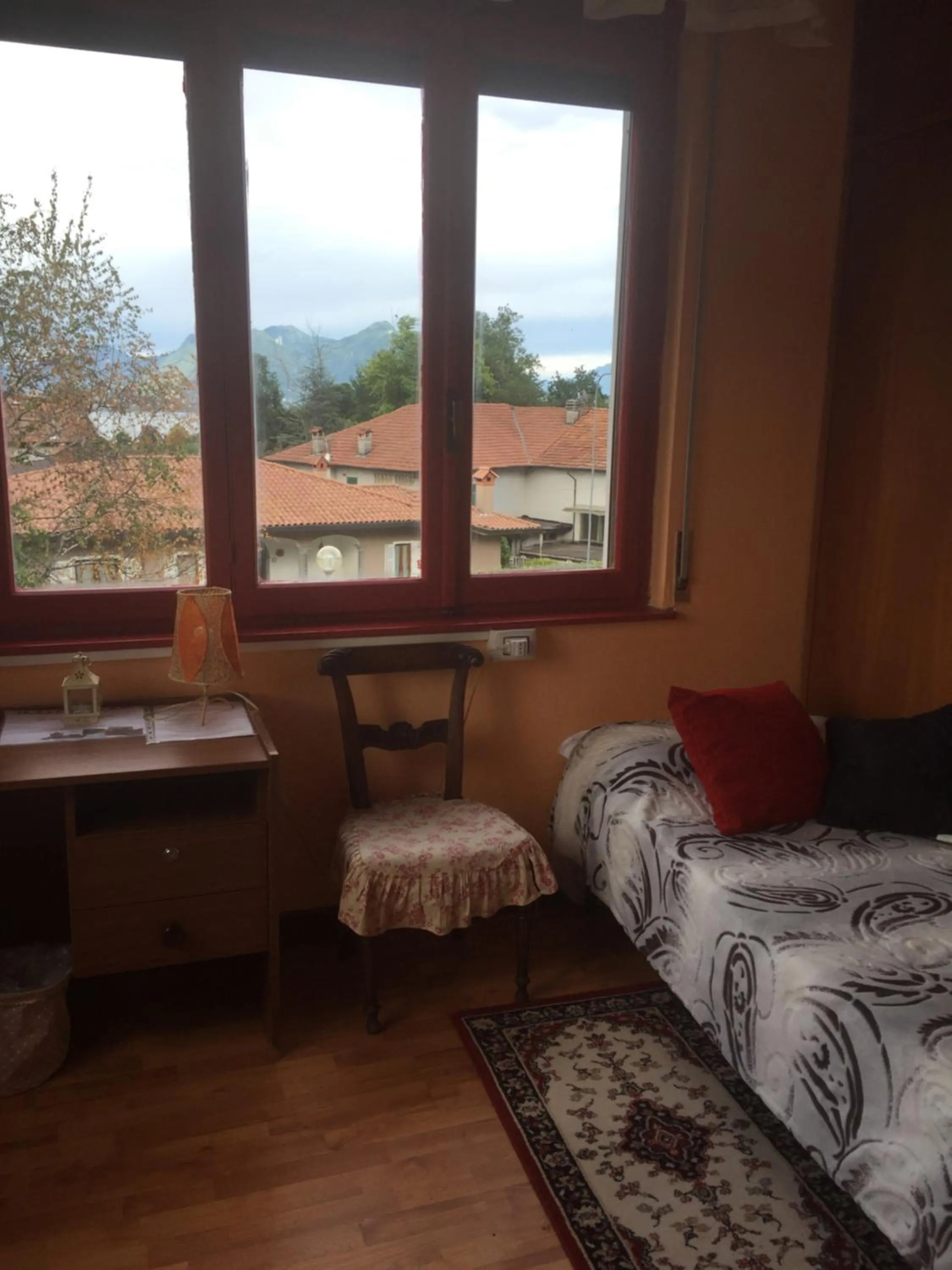 Lake view, Bed in B&B Il tempo del sogno con cani e gatti Pet&Breakfast