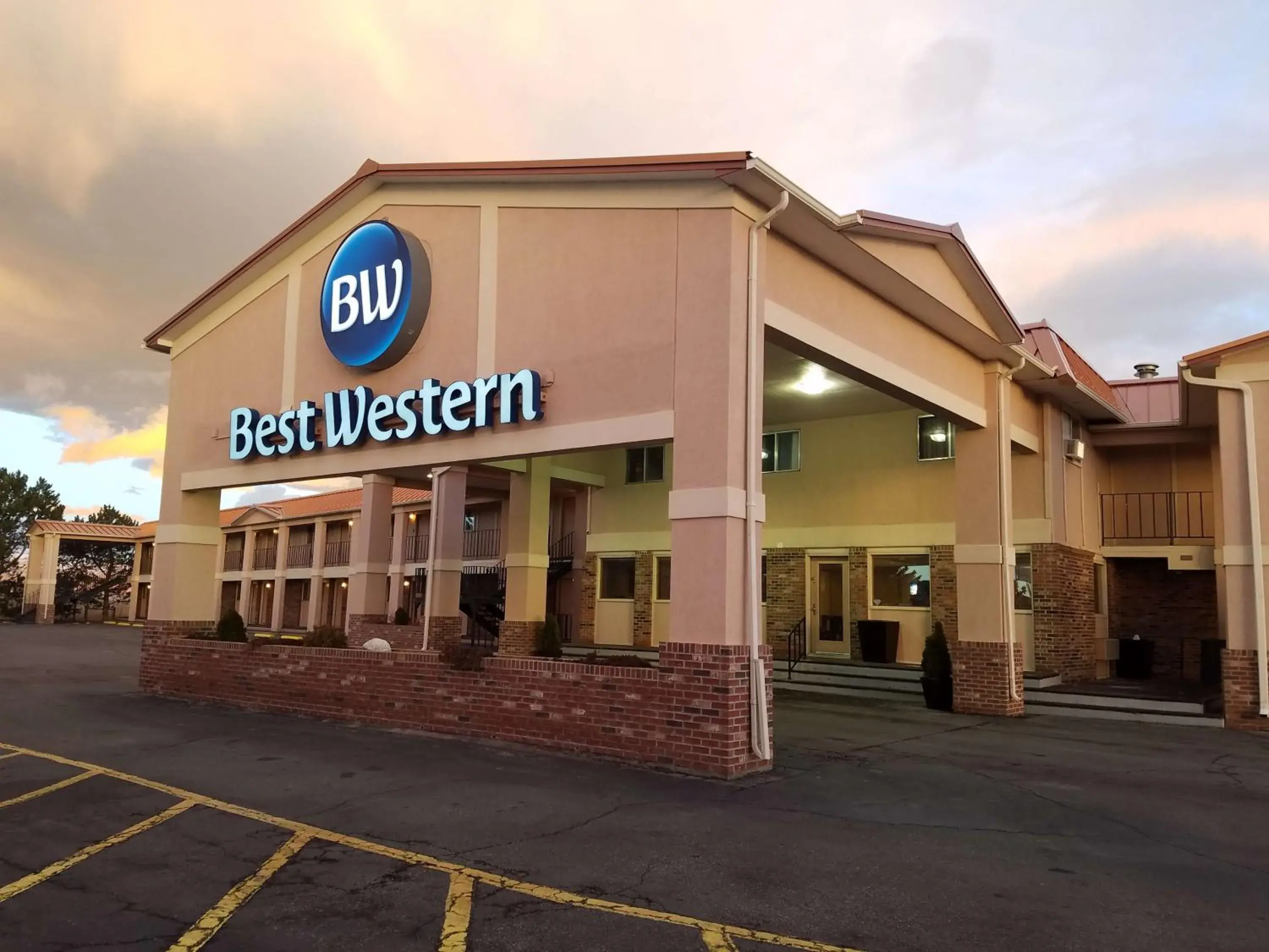 Property building in Best Western Torchlite Property building in Best Western Torchlite