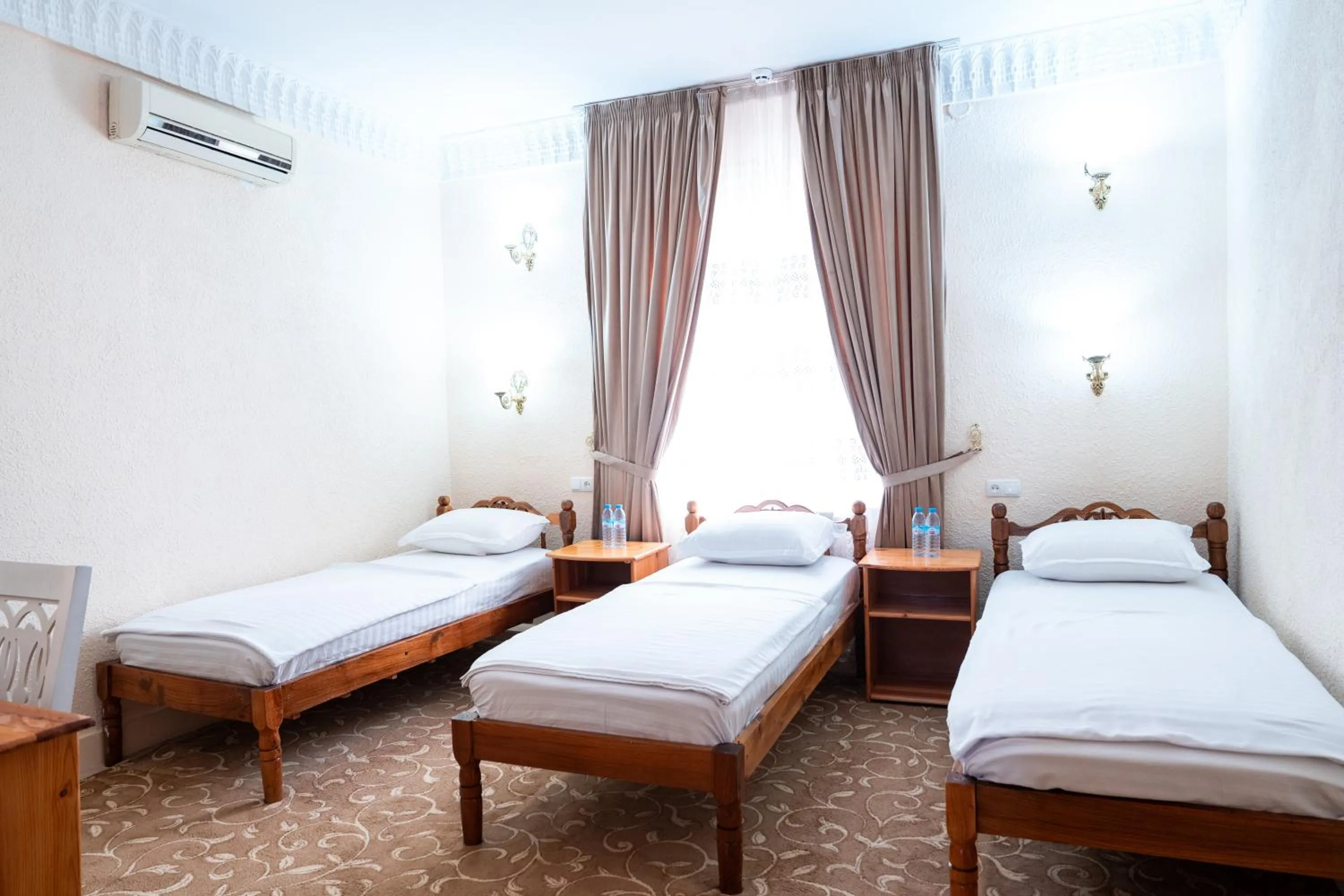 Bed in Hotel Caravan Serail