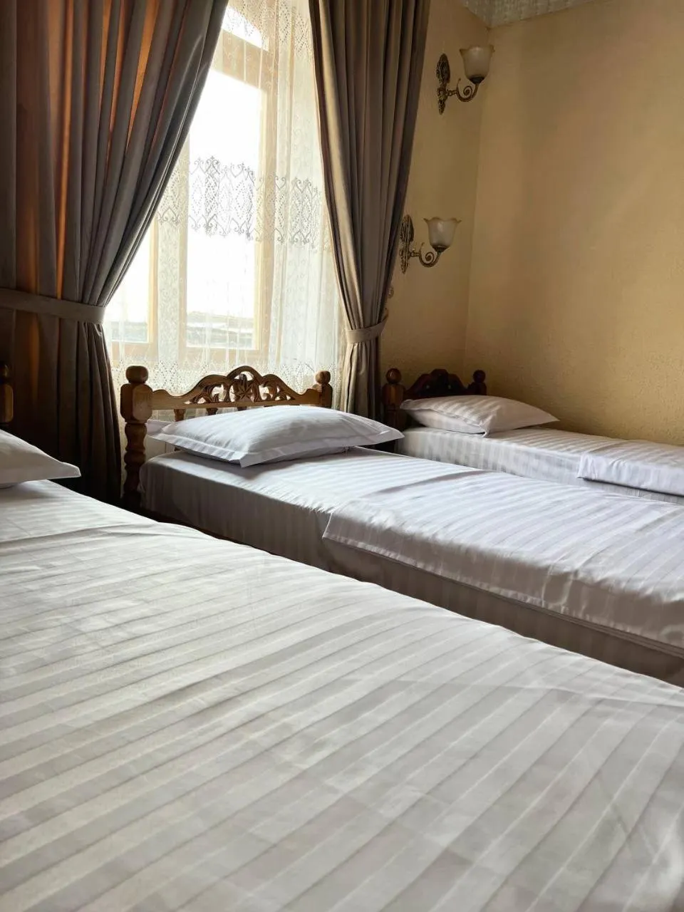 Bed in Hotel Caravan Serail