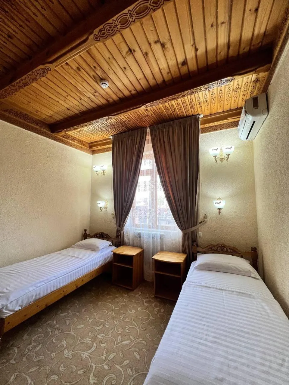 Bed in Hotel Caravan Serail